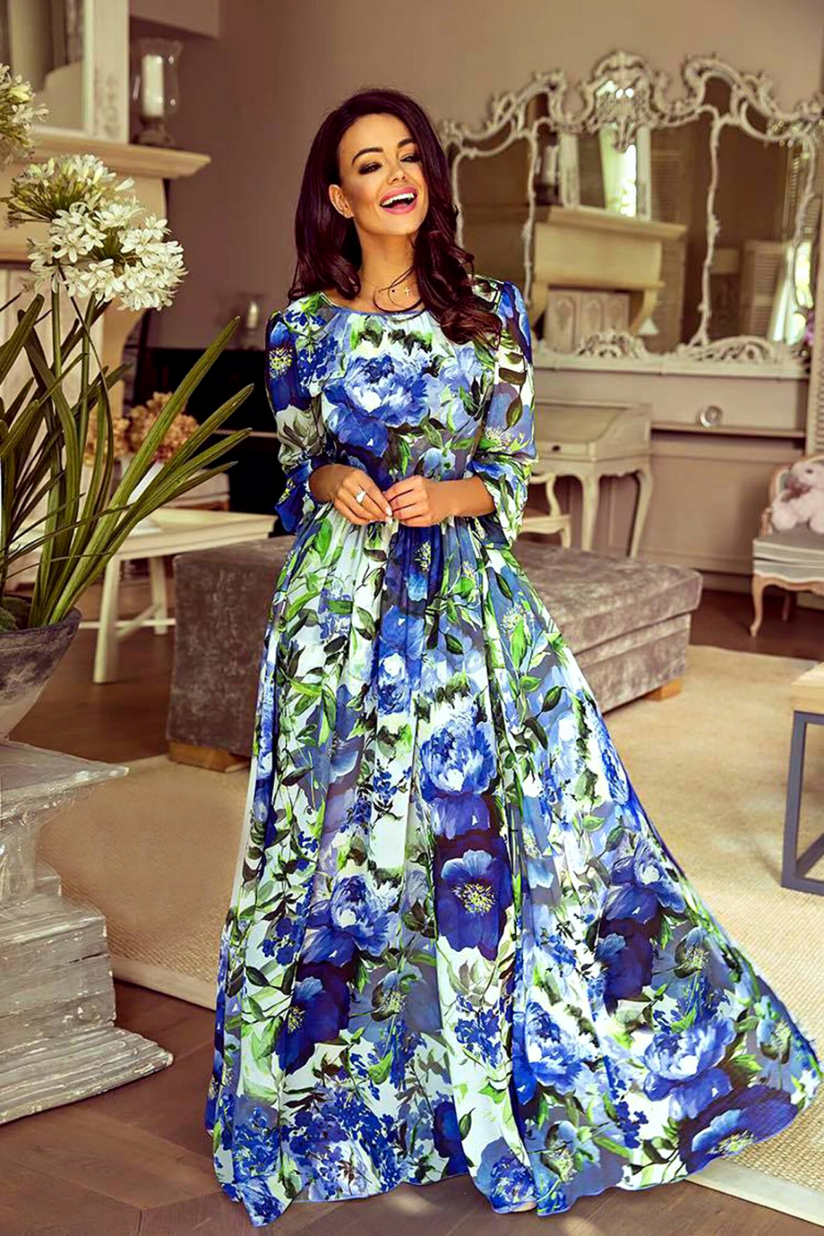 Abito lungo Moda-Mania in georgette con stampa floreale blu, maniche lunghe e scollo a V posteriore.