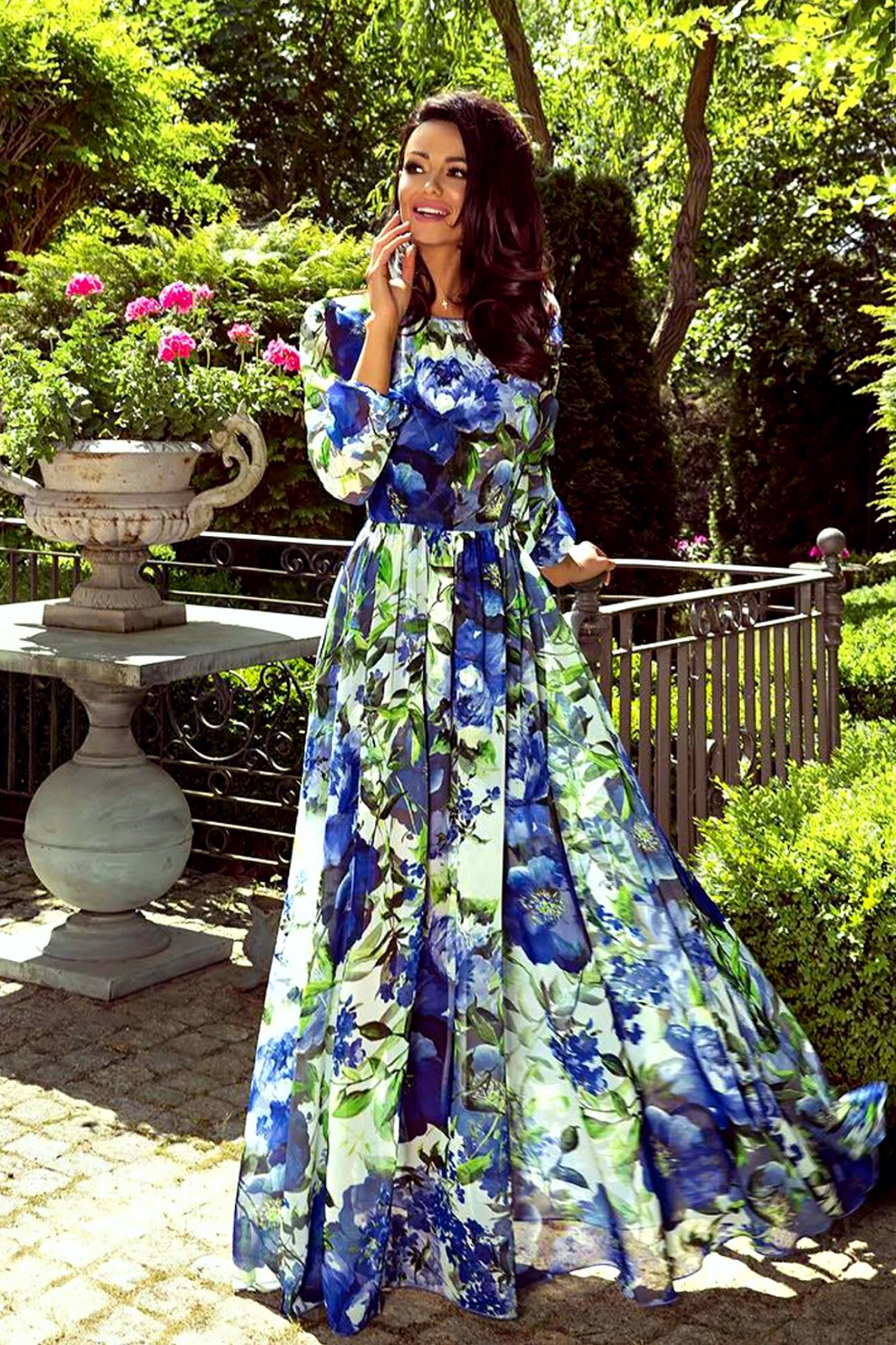 Abito lungo in georgette blu con stampa floreale, manica lunga e scollo a V posteriore, marca Moda-Mania.