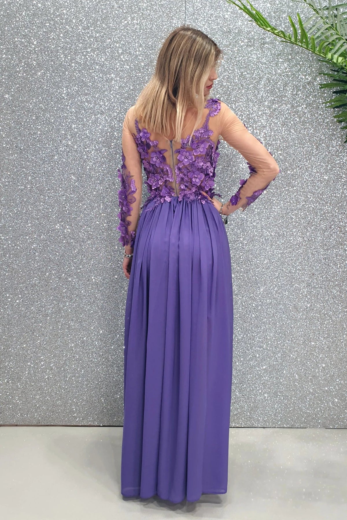 Abito lungo lilla Moda-Mania con strascico e corpetto in tulle nude a fiori 3D, elegante e femminile.