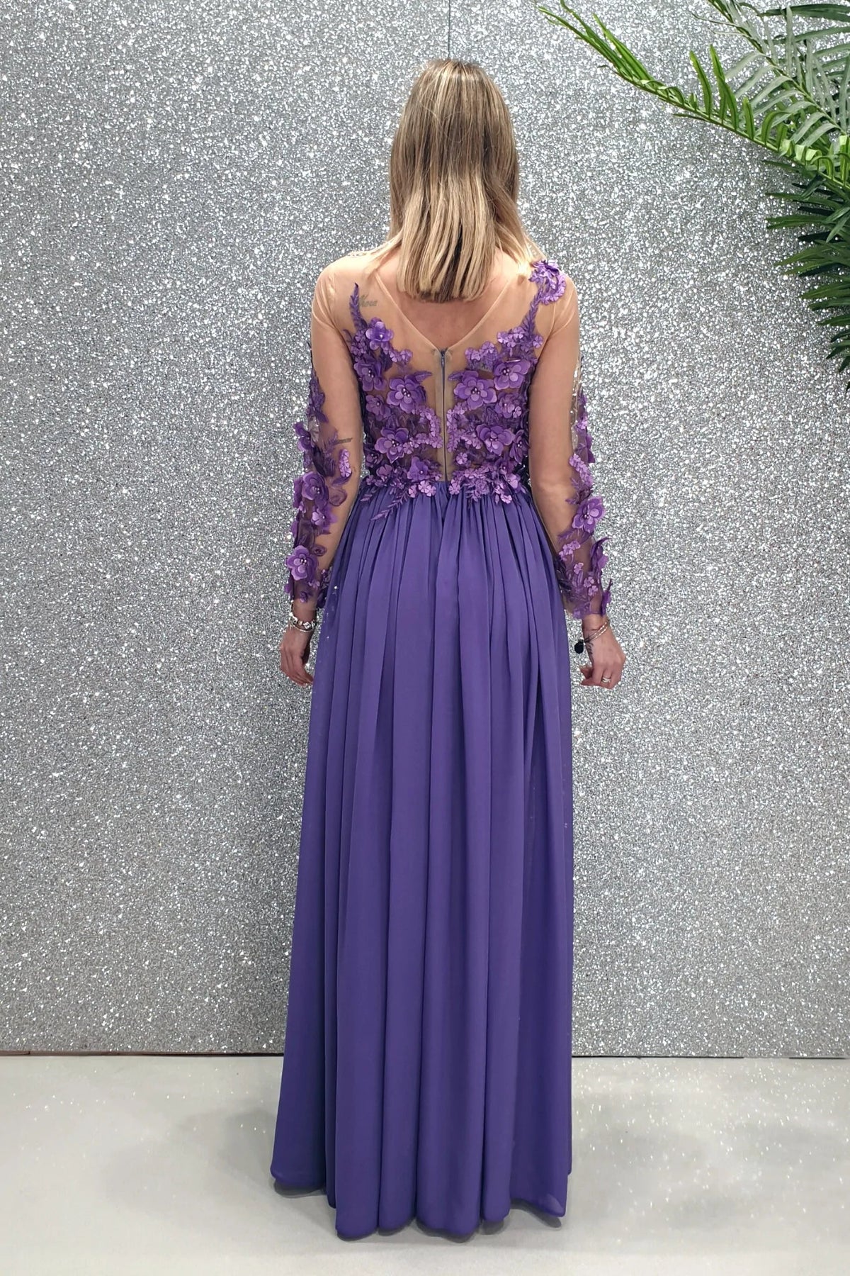 Abito lungo lilla Axa di Moda-Mania con strascico e corpetto in tulle nude a fiori 3D, elegante e femminile.