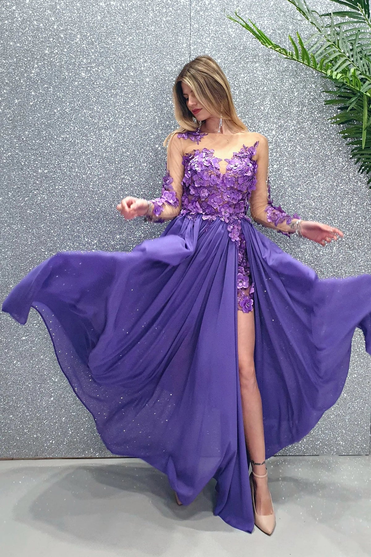 Abito lungo lilla Axa di Moda-Mania con strascico, corpetto in tulle nude con fiori 3D, elegante e femminile.
