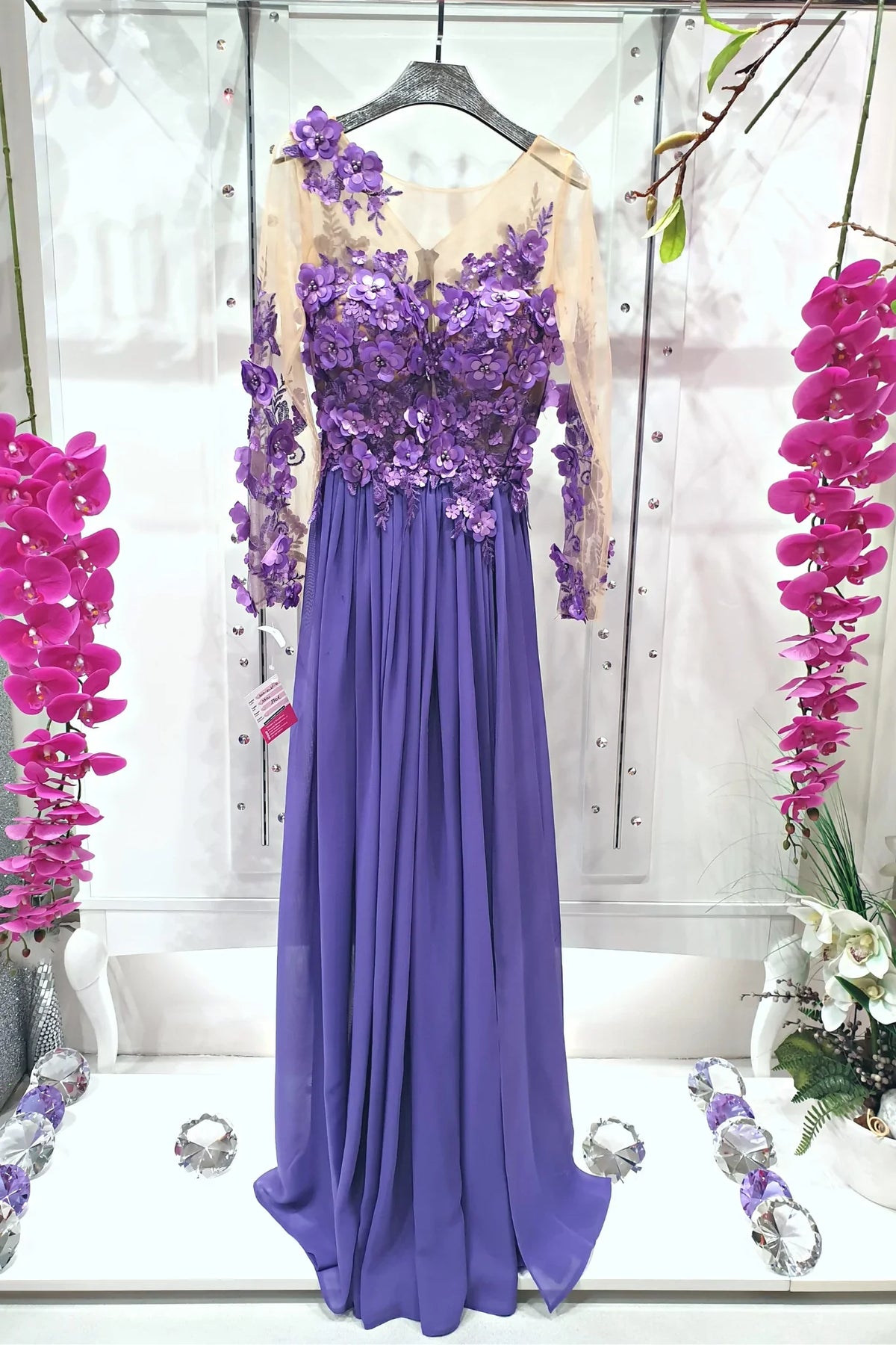 Abito lungo lilla Axa di Moda-Mania con strascico e corpetto in tulle nude con fiori 3D, elegante e raffinato.