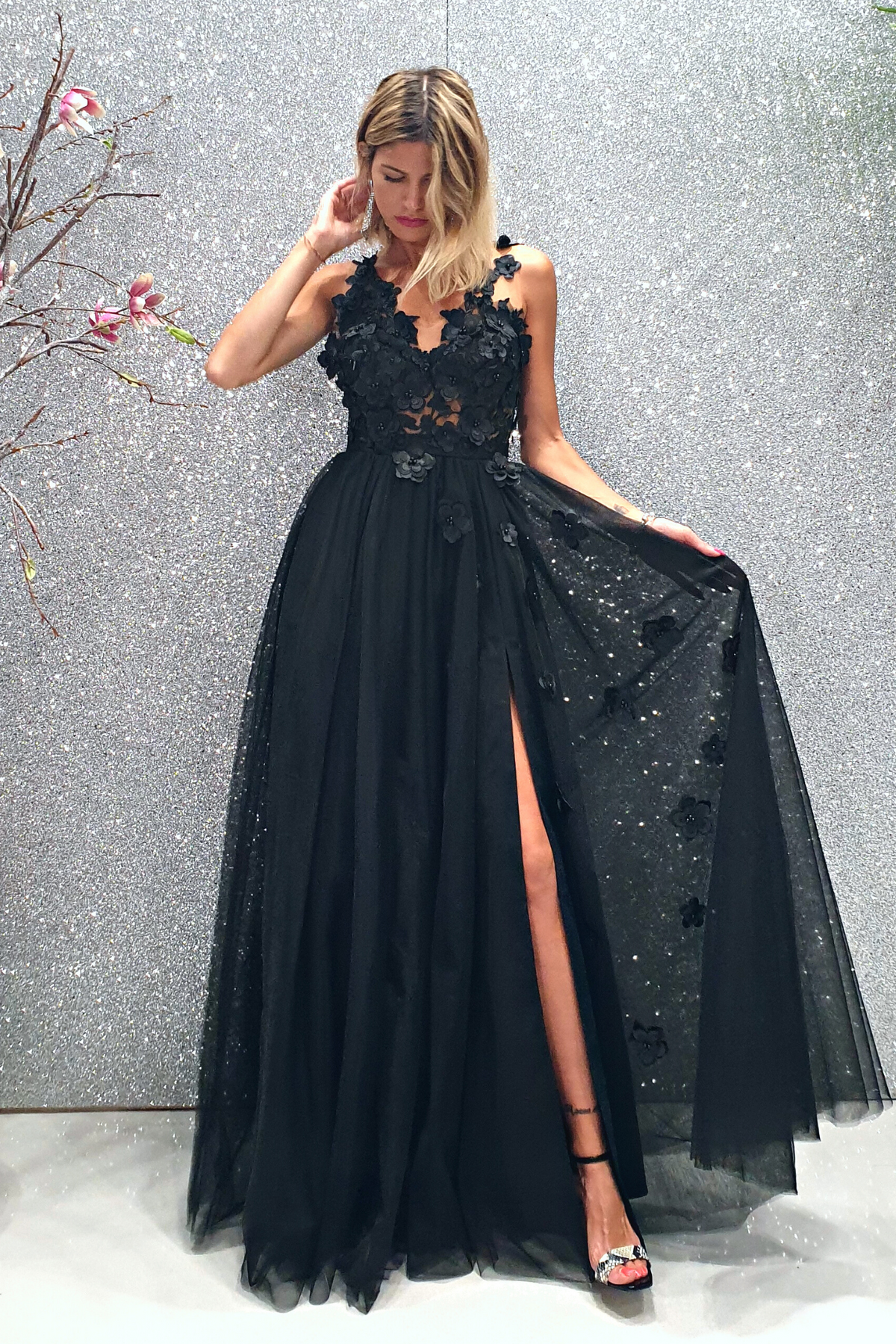 Abito lungo nero Moda Mania con gonna a spacco in tulle e corpetto con fiori 3D, dettagli eleganti e femminili.