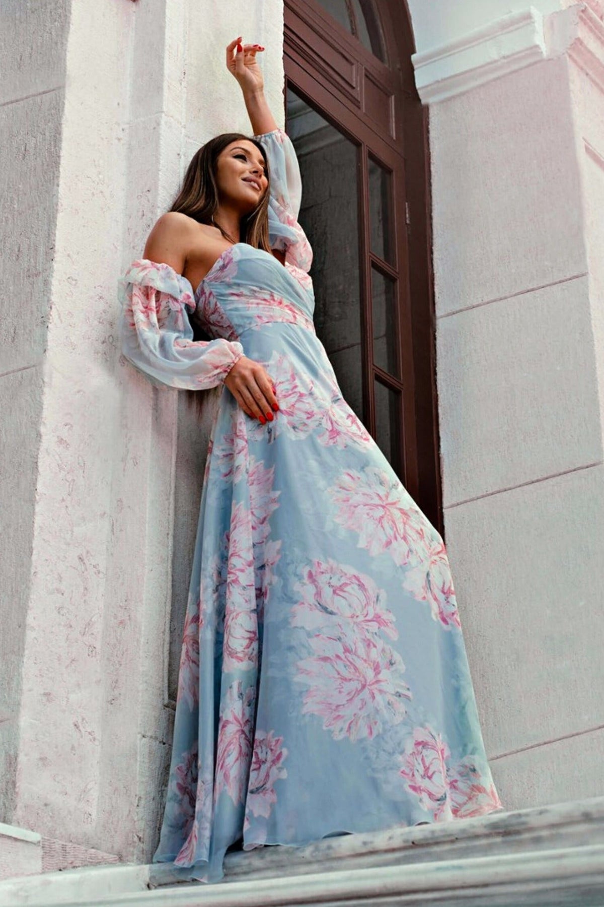 Abito lungo celeste a fantasia floreale in georgette con scollo a cuore e maniche lunghe rimovibili, Moda-Mania.