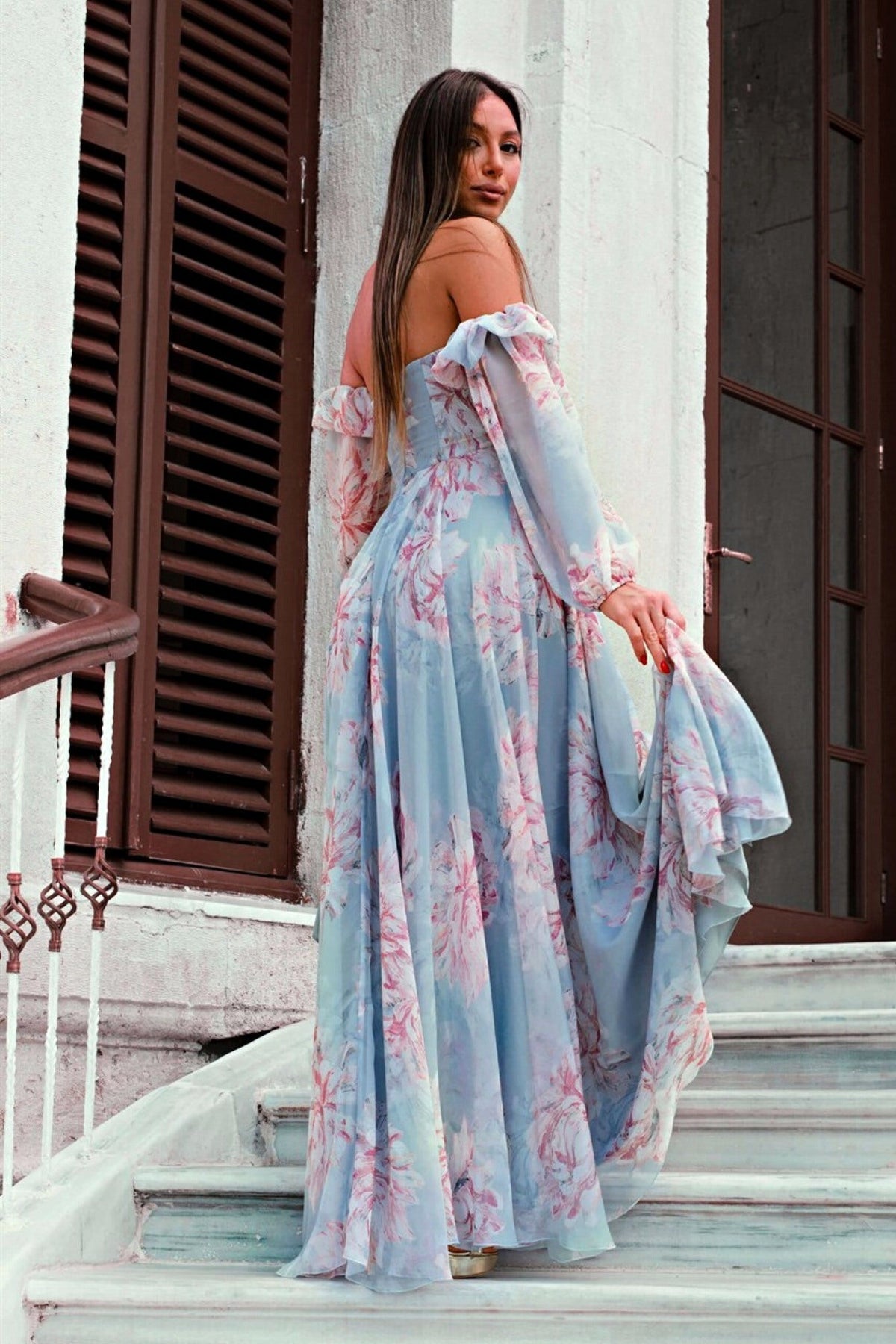 Abito lungo celeste a fantasia floreale in georgette con scollo a cuore e maniche lunghe rimovibili, firmato Moda-Mania.