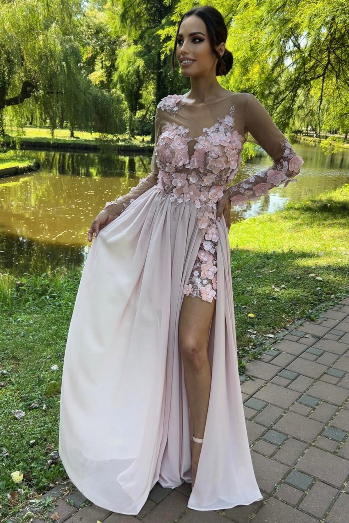 Abito lungo rosa chiaro Moda-Mania con strascico e corpetto in tulle nude con fiori 3D, perfetto per occasioni eleganti.