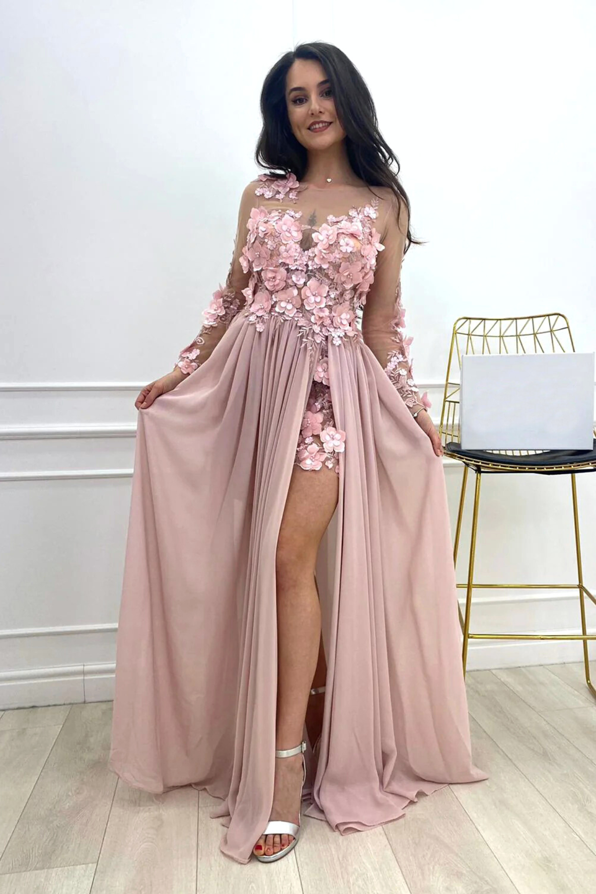 Abito lungo rosa chiaro Moda-Mania con strascico, corpetto in tulle nude a fiori 3D, elegante e femminile.
