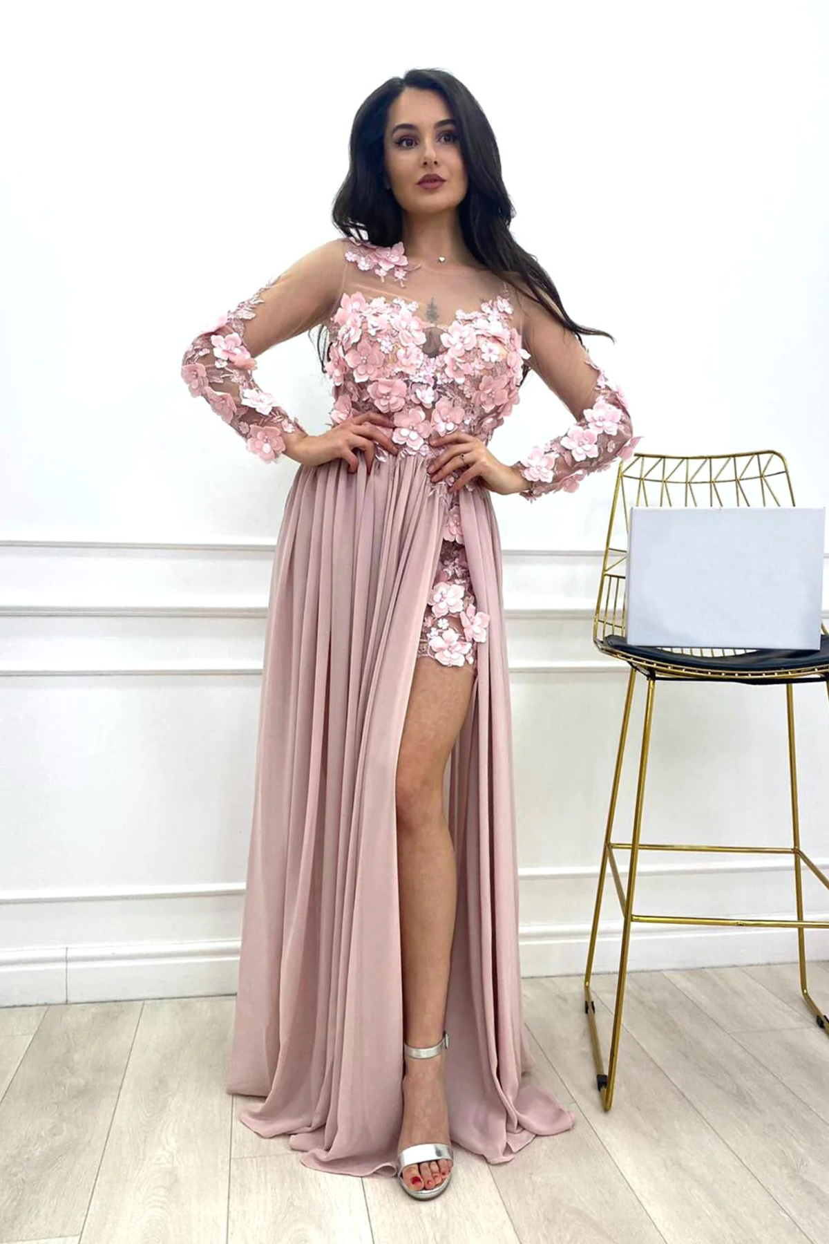 Abito lungo rosa chiaro Axa con strascico e corpetto in tulle nude a fiori 3D, vestito elegante Moda-Mania.