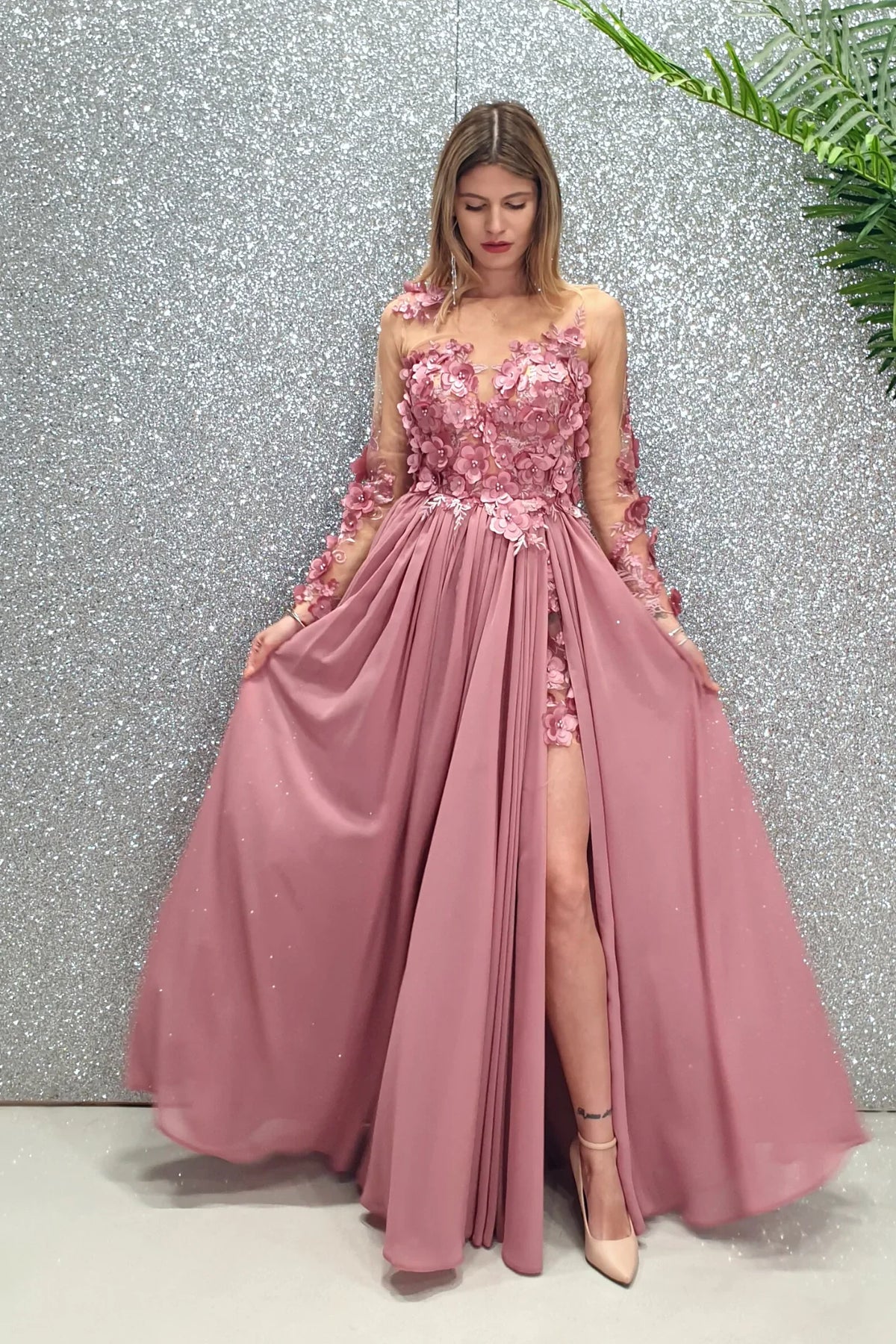 Abito lungo rosa scuro Moda-Mania con strascico e corpetto in tulle nude con fiori 3D, elegante e raffinato.