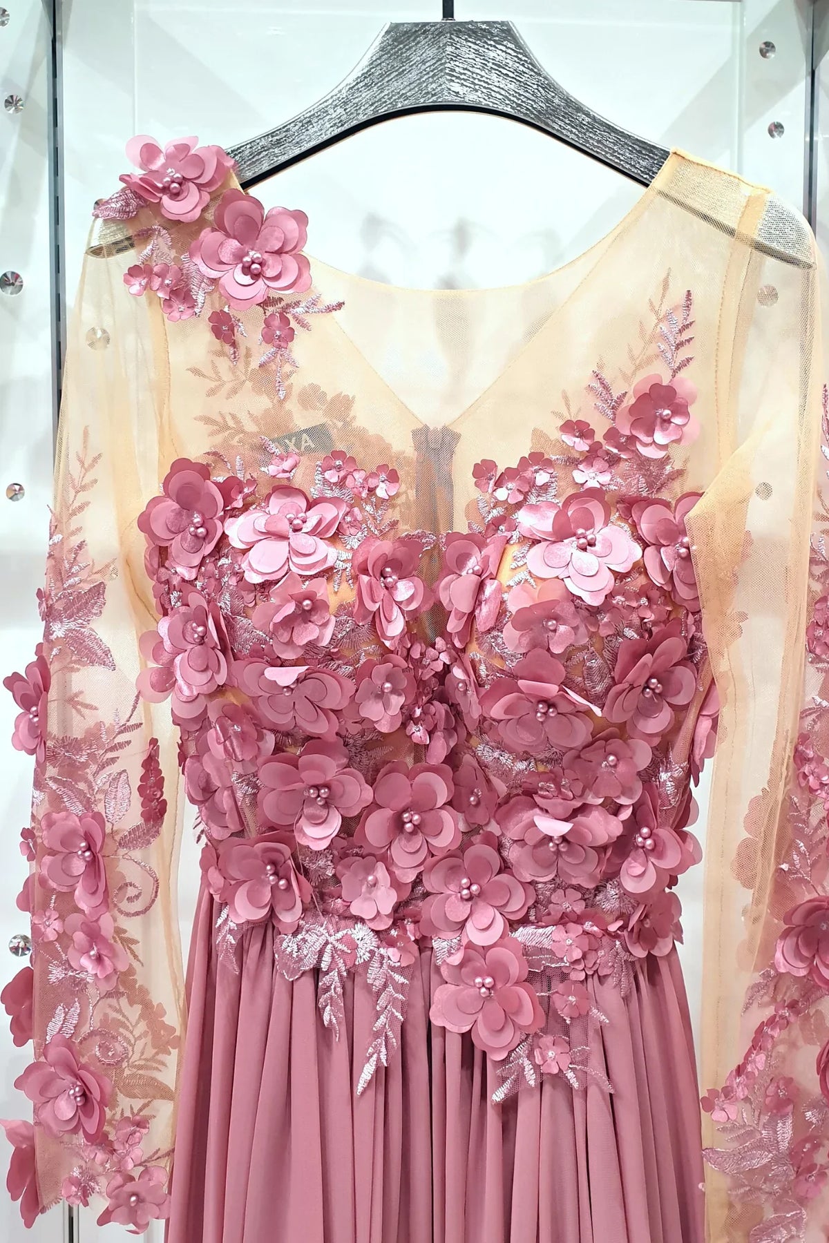 Abito lungo rosa scuro Axa di Moda-Mania con strascico e corpetto in tulle nude con fiori 3D, elegante e femminile.