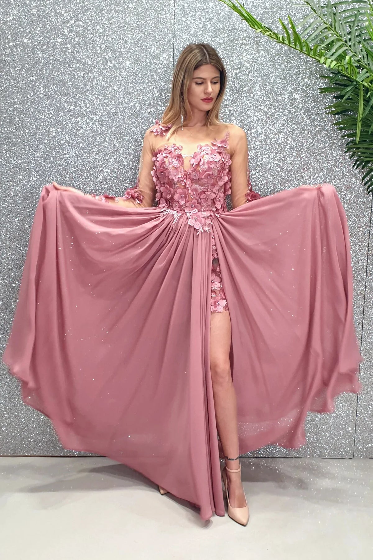 Abito lungo rosa scuro Axa di Moda-Mania con strascico e corpetto in tulle nude a fiori 3D, perfetto per occasioni eleganti.
