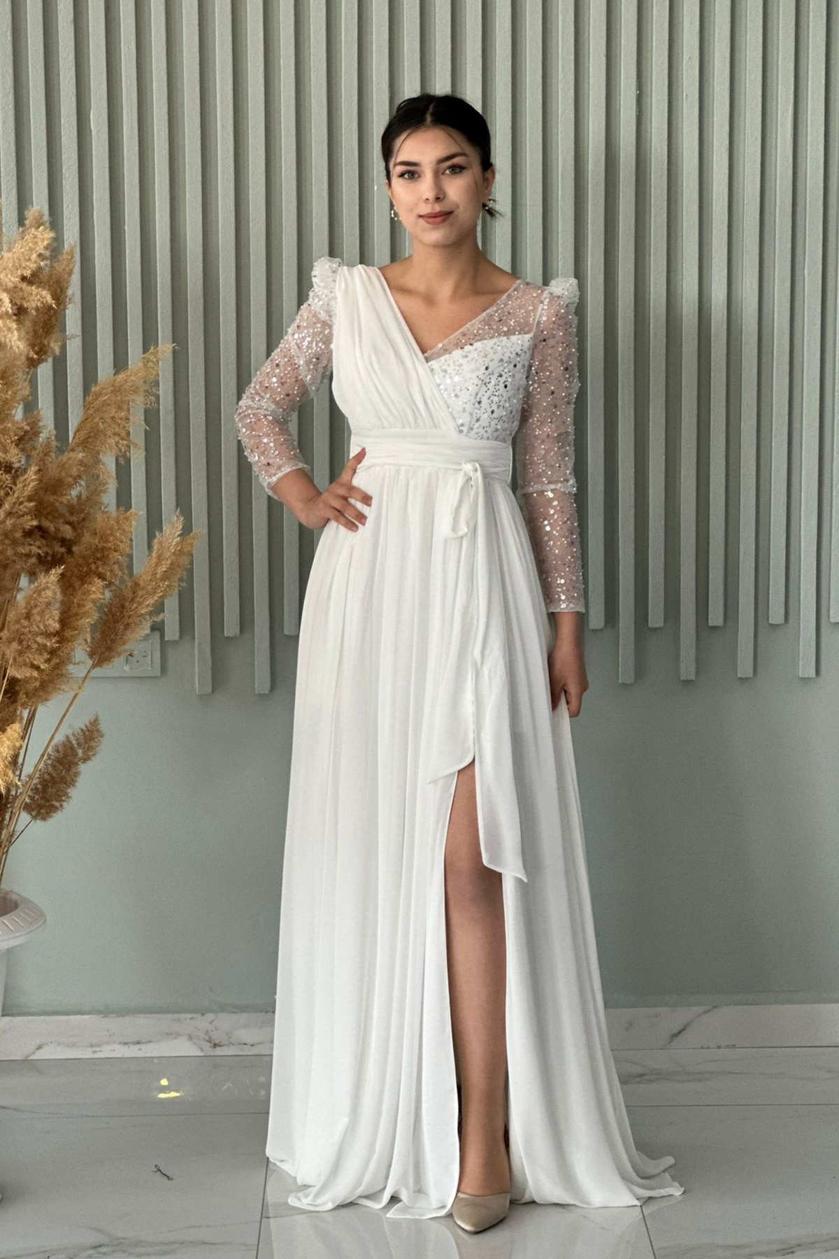 Abito lungo svasato bianco Moda-Mania con maniche lunghe, in tulle con perline e paillettes, elegante e sofisticato.