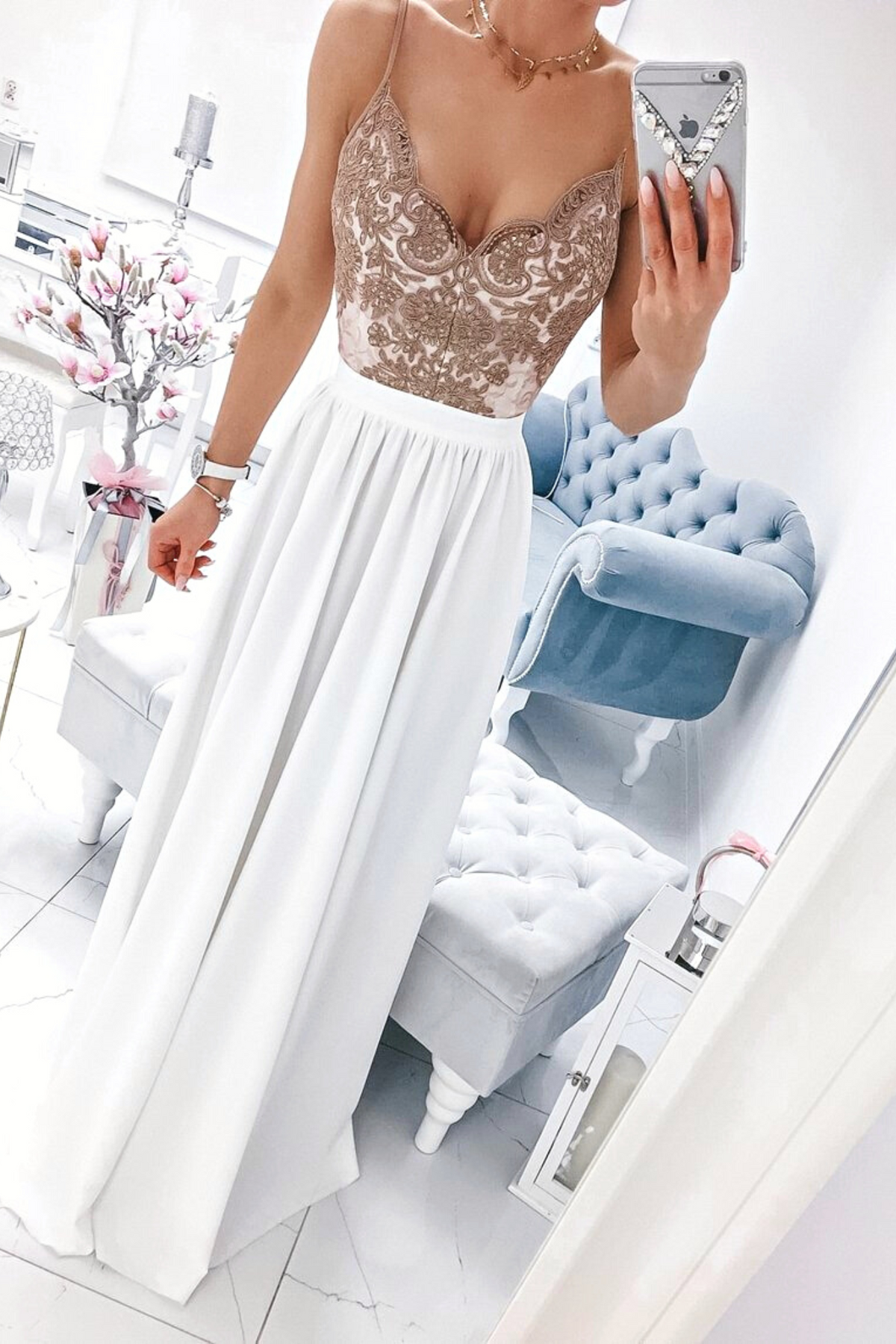 Abito lungo svasato bianco Moda-Mania con spacco laterale e corpetto in tulle ricamato dorato, eleganza e raffinatezza.