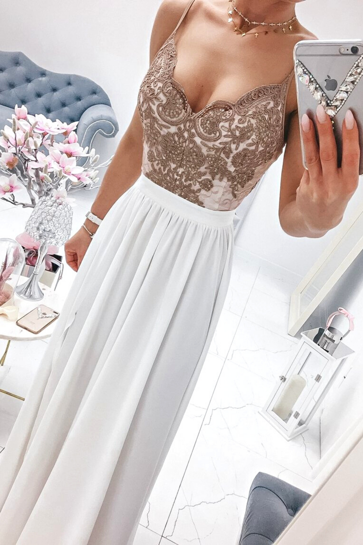 Abito lungo svasato bianco Moda-Mania con spacco laterale e corpetto in tulle ricamato dorato, elegante e raffinato.