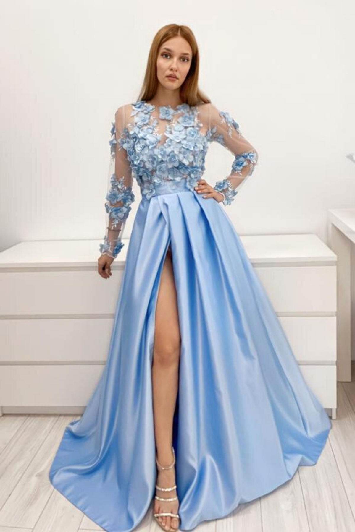 Abito lungo svasato blu elettrico Moda-Mania con maniche lunghe, corpetto in tulle floreale 3D e gonna in taffetà.