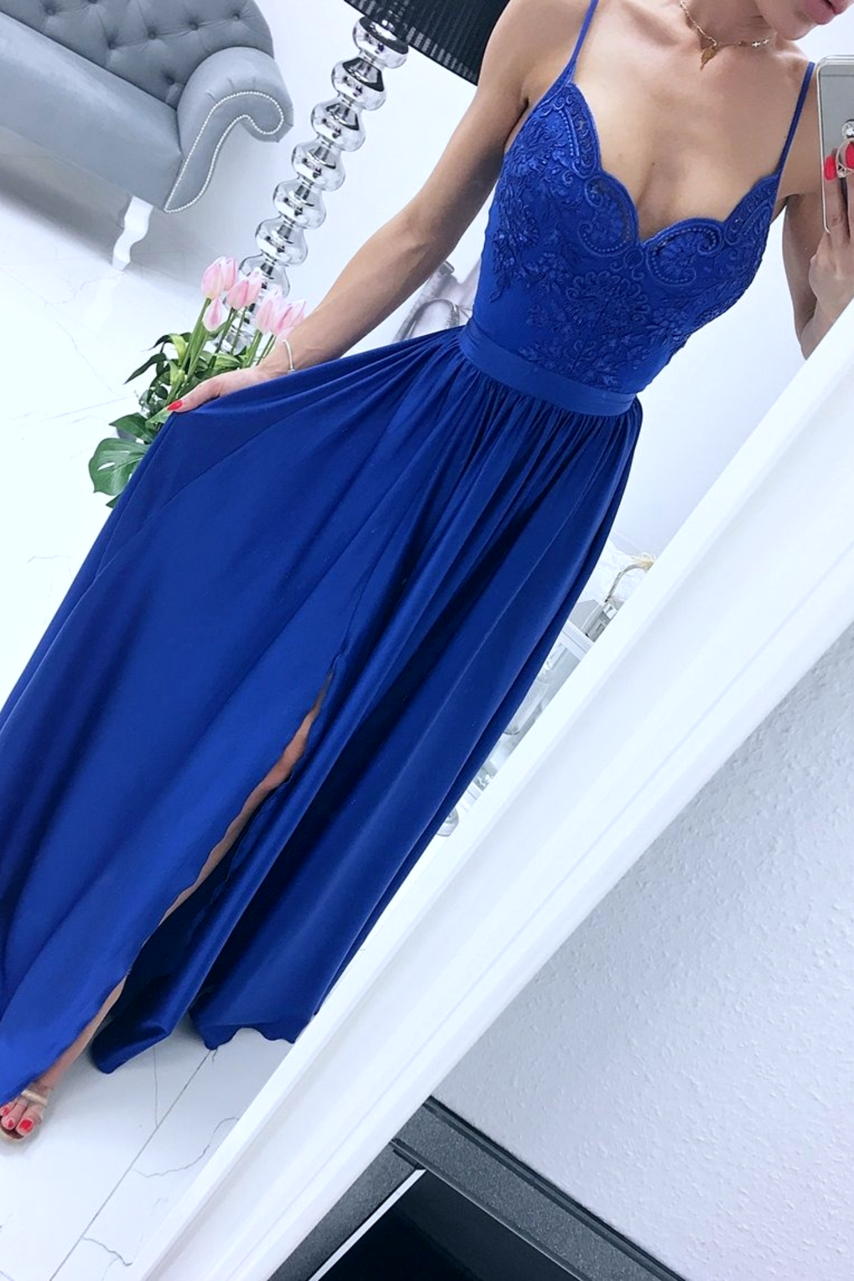Abito lungo svasato blu elettrico con spacco laterale e corpetto in tulle ricamato, firma Moda-Mania.