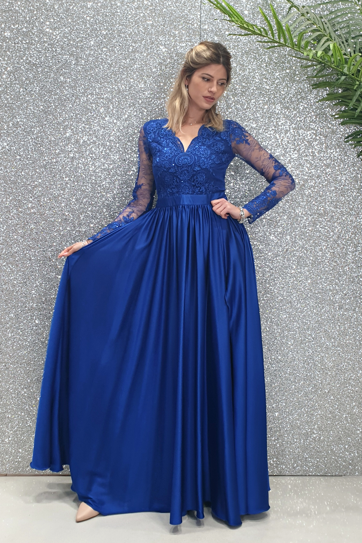 Abito lungo svasato blu elettrico Moda-Mania con spacco laterale e corpetto in tulle ricamato, stile elegante e sofisticato.