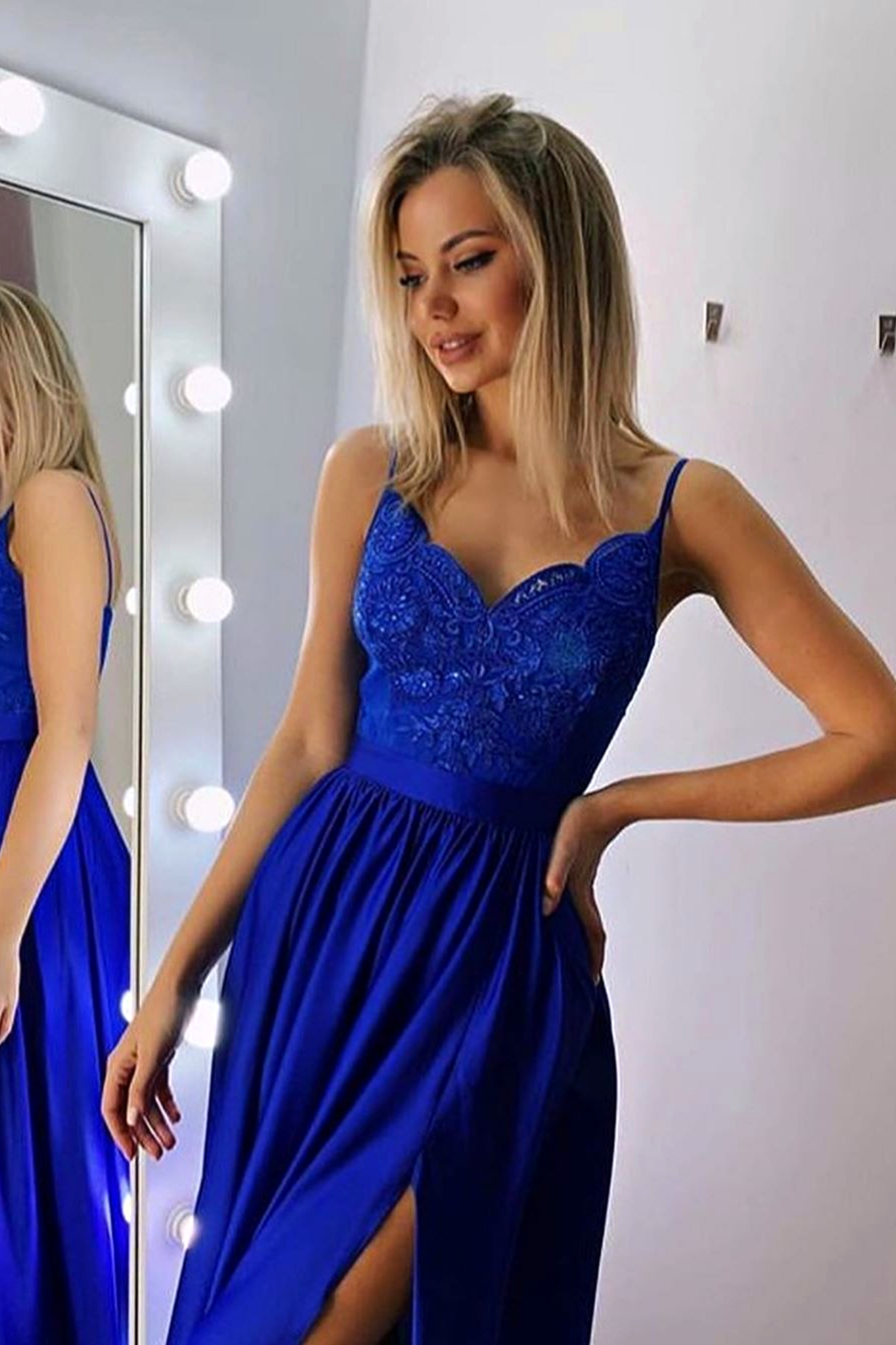 Abito lungo svasato blu elettrico con spacco laterale e corpetto in tulle ricamato, da donna, Moda-Mania.