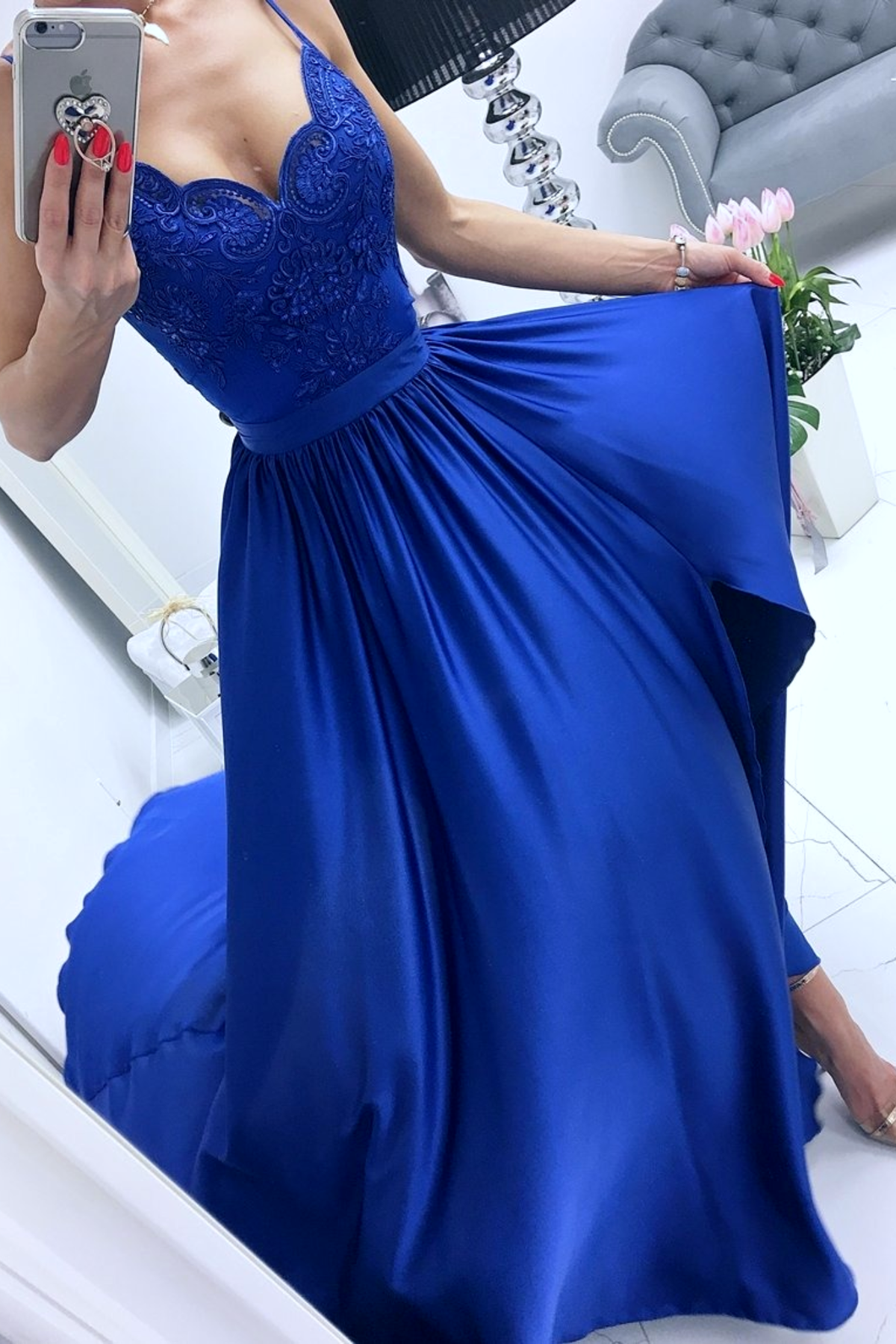 Abito lungo svasato blu elettrico con spacco laterale e corpetto in tulle ricamato, firma Moda-Mania.