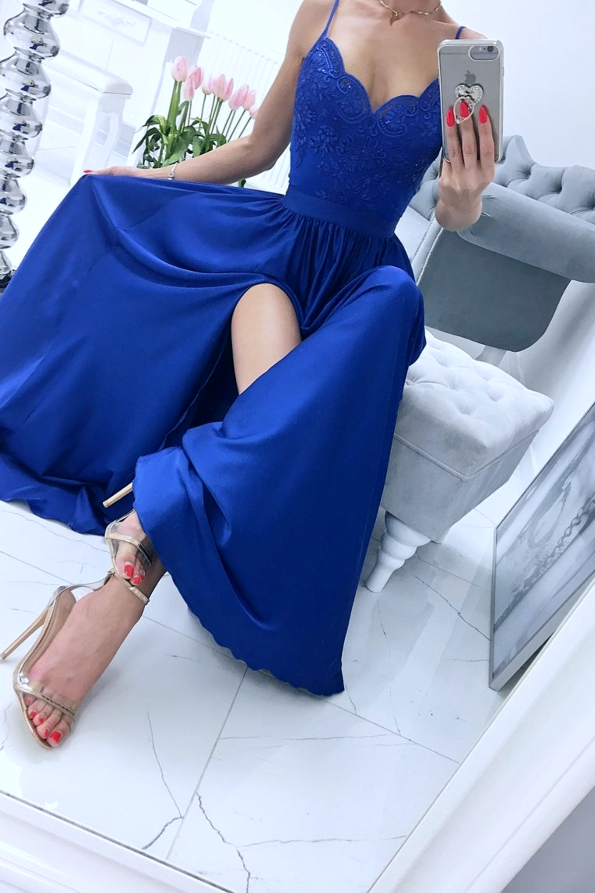 Abito lungo svasato blu elettrico con spacco laterale e corpetto in tulle ricamato, firma Moda-Mania.
