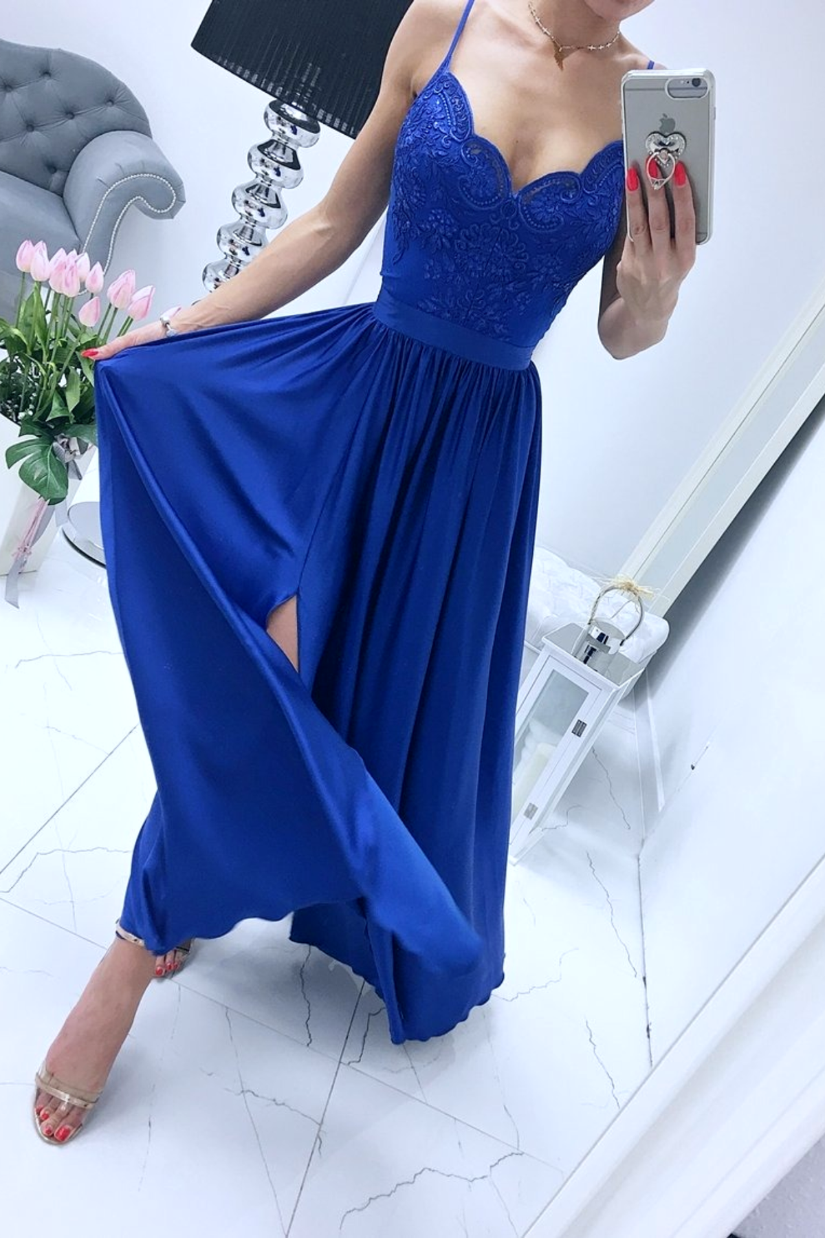 Abito lungo svasato blu elettrico con spacco laterale e corpetto in tulle ricamato, da Moda-Mania, vestito elegante femminile.