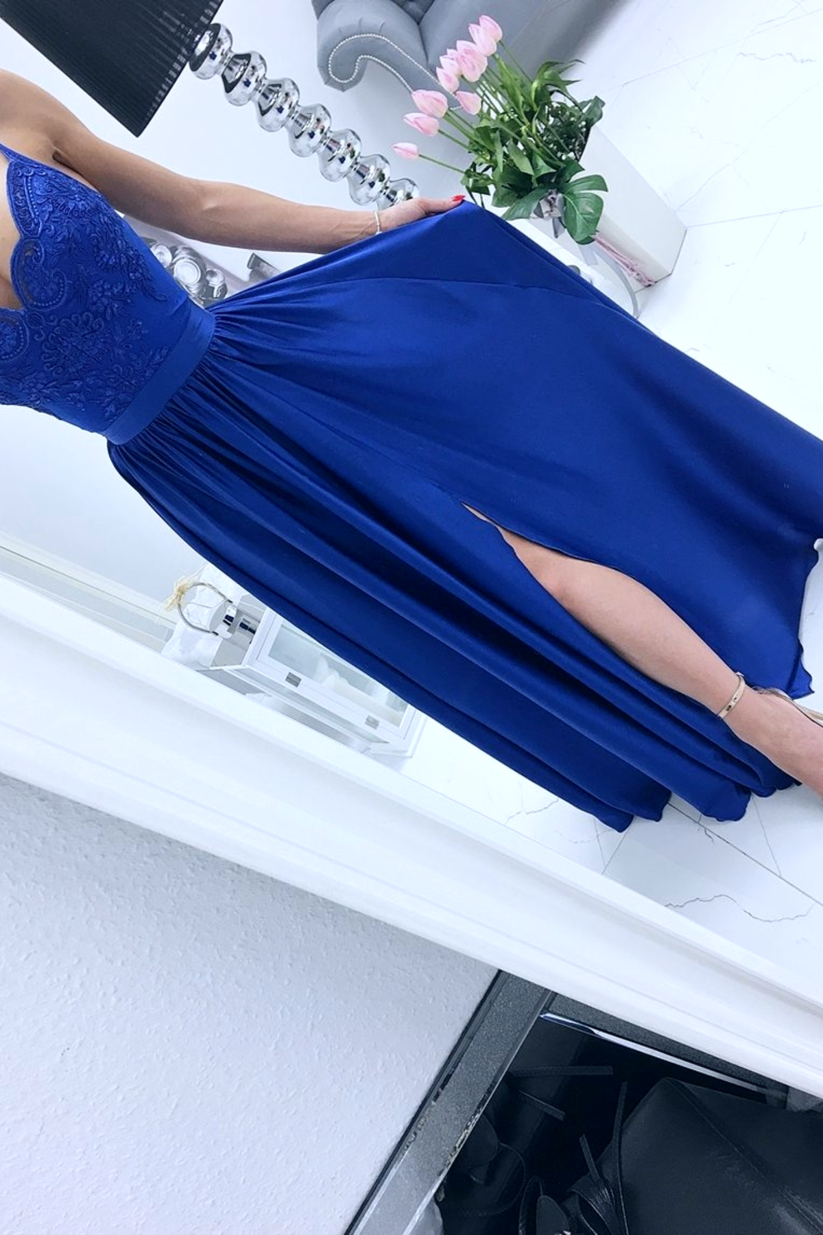 Abito lungo svasato blu elettrico con spacco laterale e corpetto in tulle ricamato, Moda-Mania, elegante e femminile.