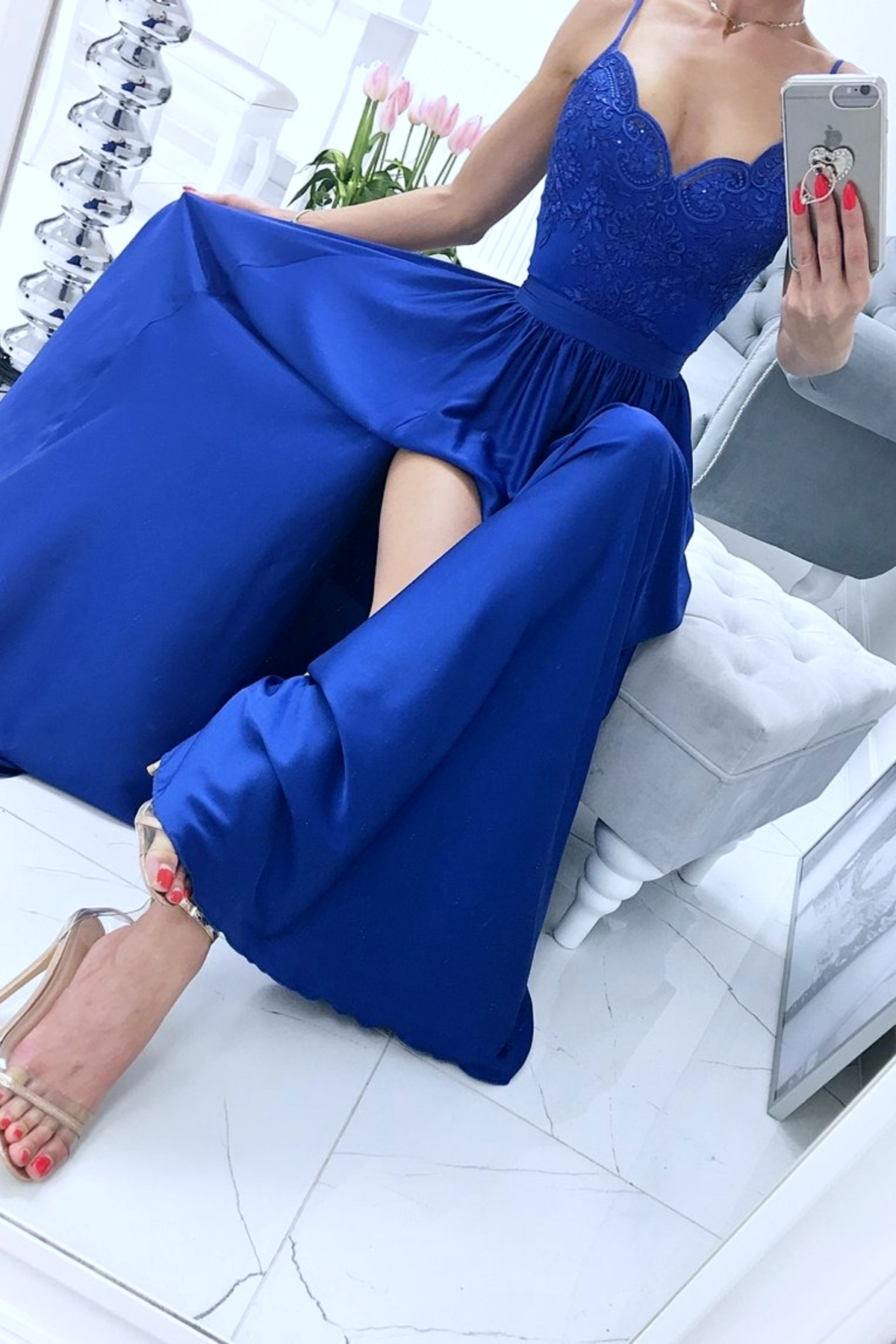 Abito lungo svasato blu elettrico con spacco laterale e corpetto in tulle ricamato, moda-mania, elegante e raffinato.