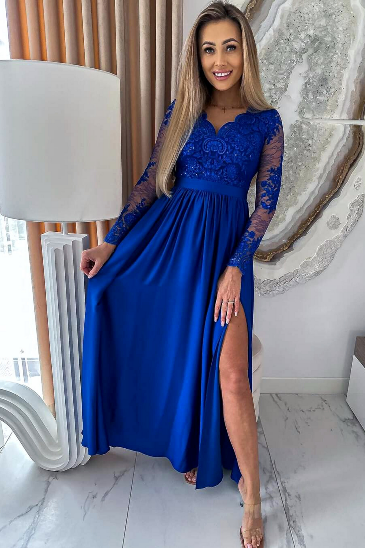 Abito lungo svasato blu elettrico Moda-Mania con spacco laterale e corpetto in tulle ricamato, visibile nella foto.