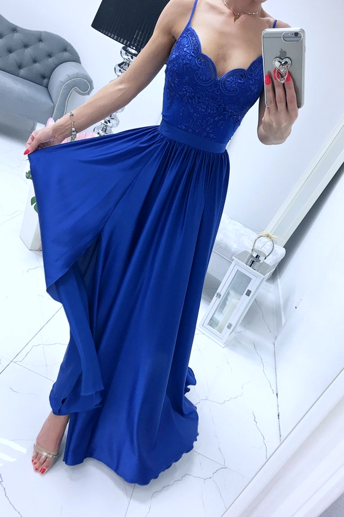Abito lungo svasato blu elettrico Moda-Mania con spacco laterale e corpetto in tulle ricamato, elegante e femminile.