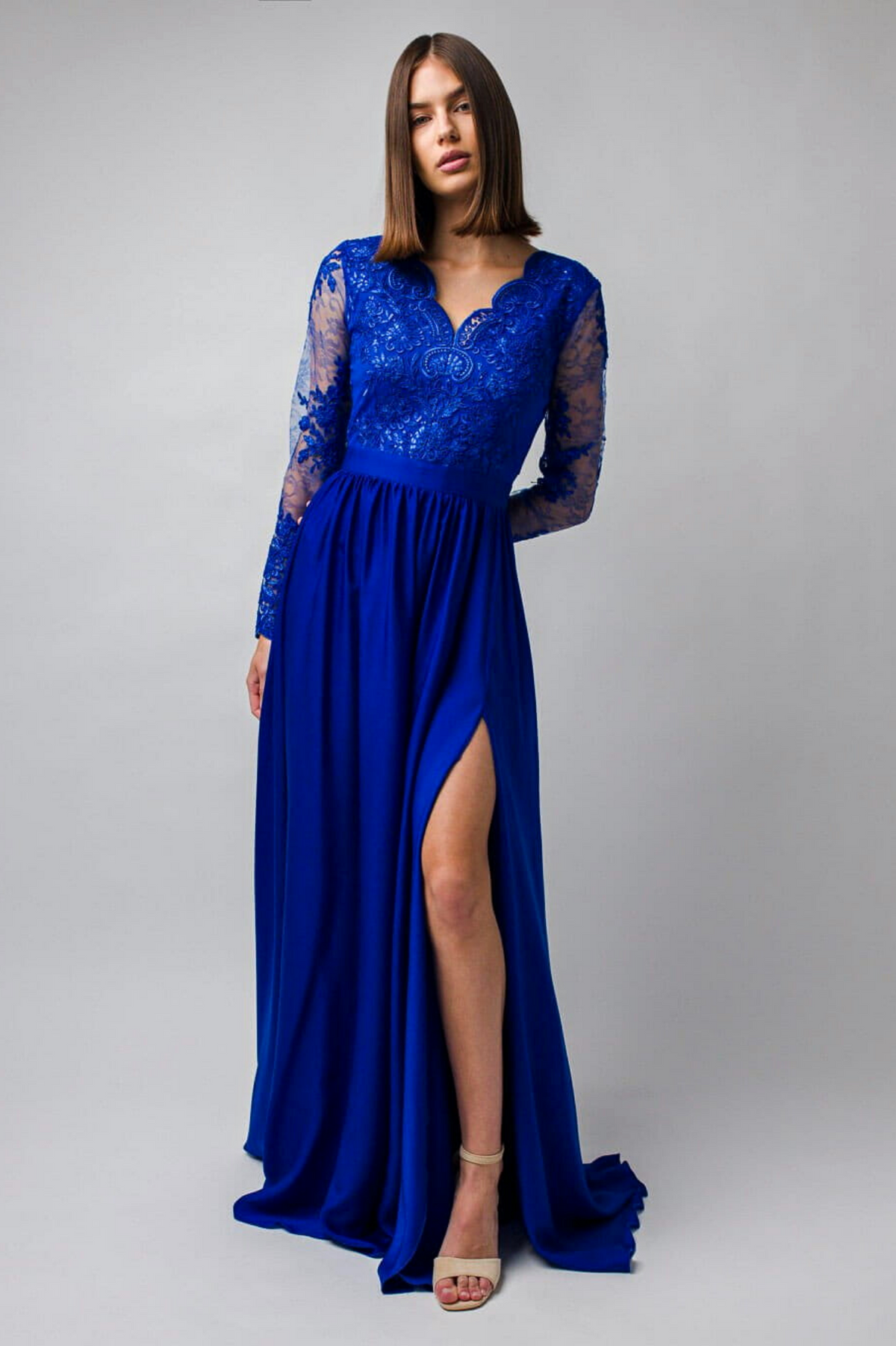 Abito lungo svasato blu elettrico Moda-Mania con spacco laterale e corpetto in tulle ricamato, elegante e femminile.