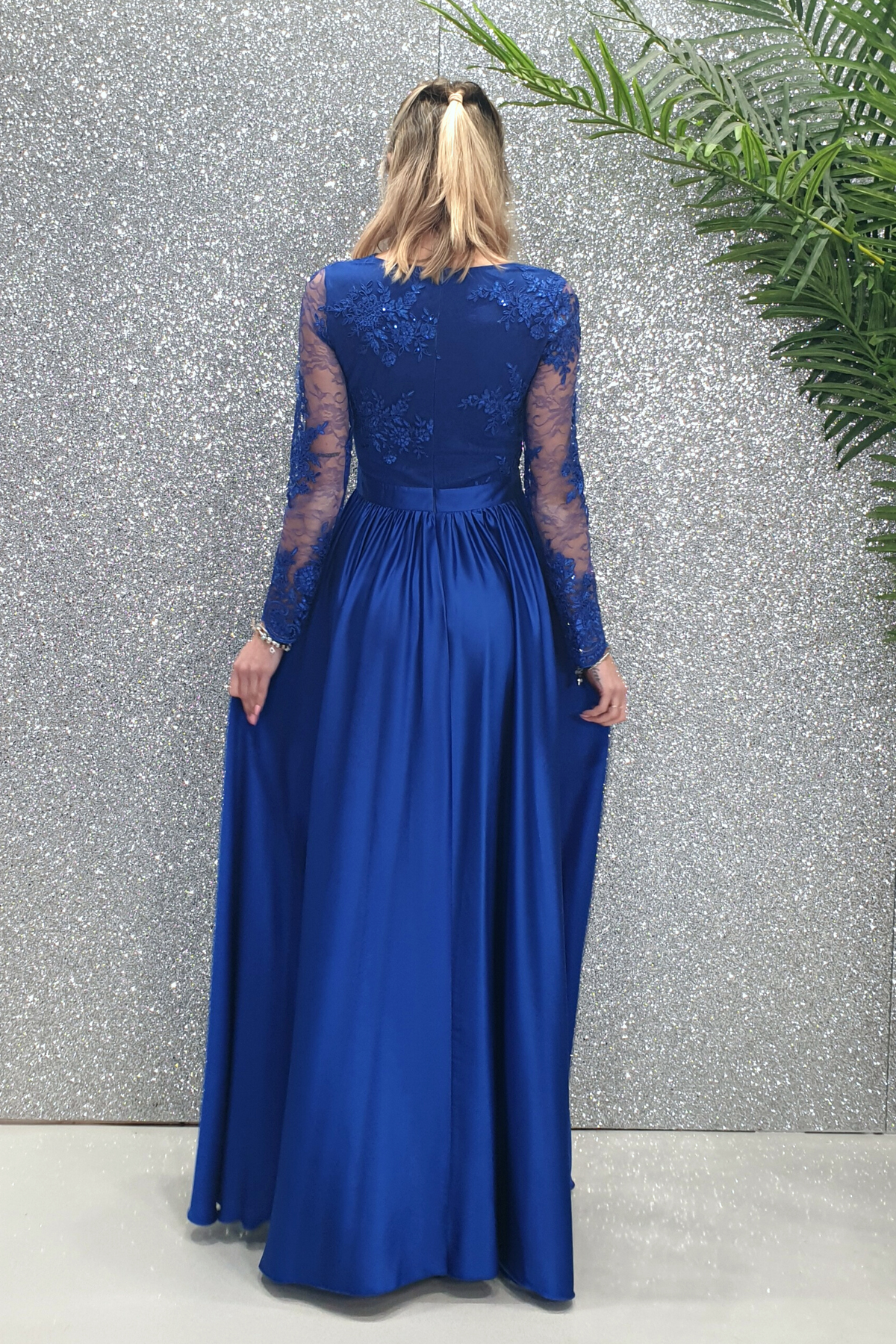 Abito lungo svasato blu elettrico Moda-Mania con spacco laterale e corpetto in tulle ricamato, dettaglio elegante e raffinato.