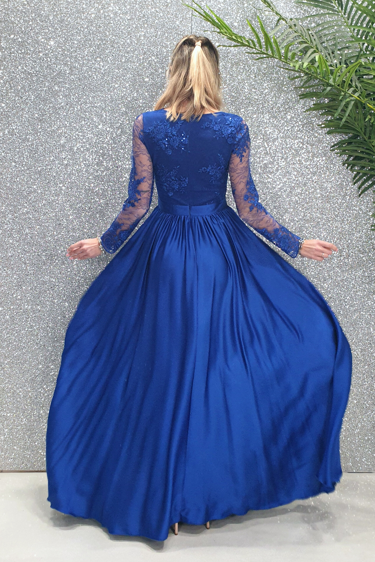 Abito lungo svasato blu elettrico con spacco laterale e corpetto in tulle ricamato, Moda-Mania, elegante e femminile.