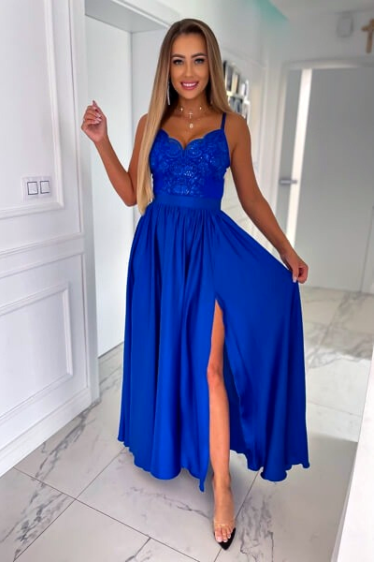 Abito lungo svasato blu elettrico di Moda-Mania con spacco laterale e corpetto in tulle ricamato, elegante e raffinato.