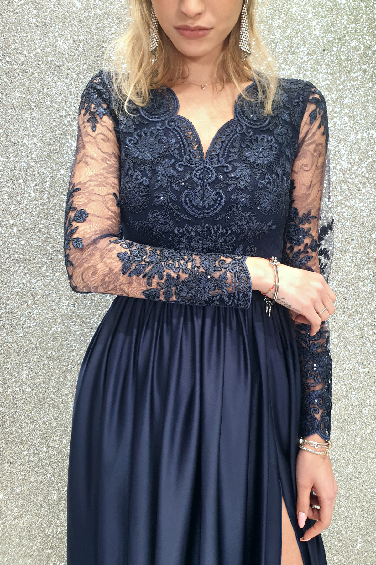 Abito lungo svasato blu notte con spacco laterale e corpetto in tulle ricamato, Moda-Mania, elegante e raffinato.