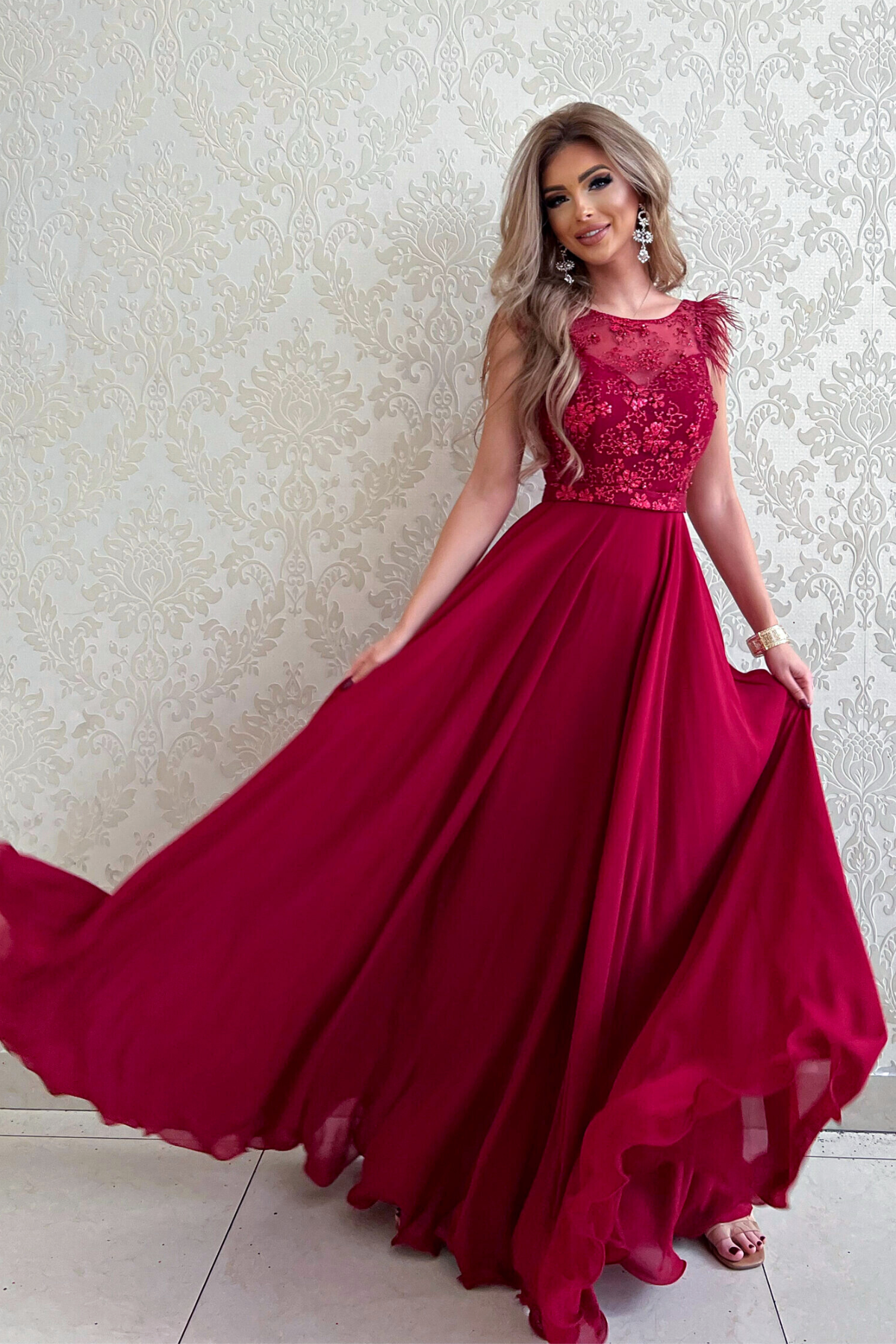 Abito lungo svasato bordeaux Moda-Mania con corpetto floreale glitterato e gonna in georgette, elegante e femminile.
