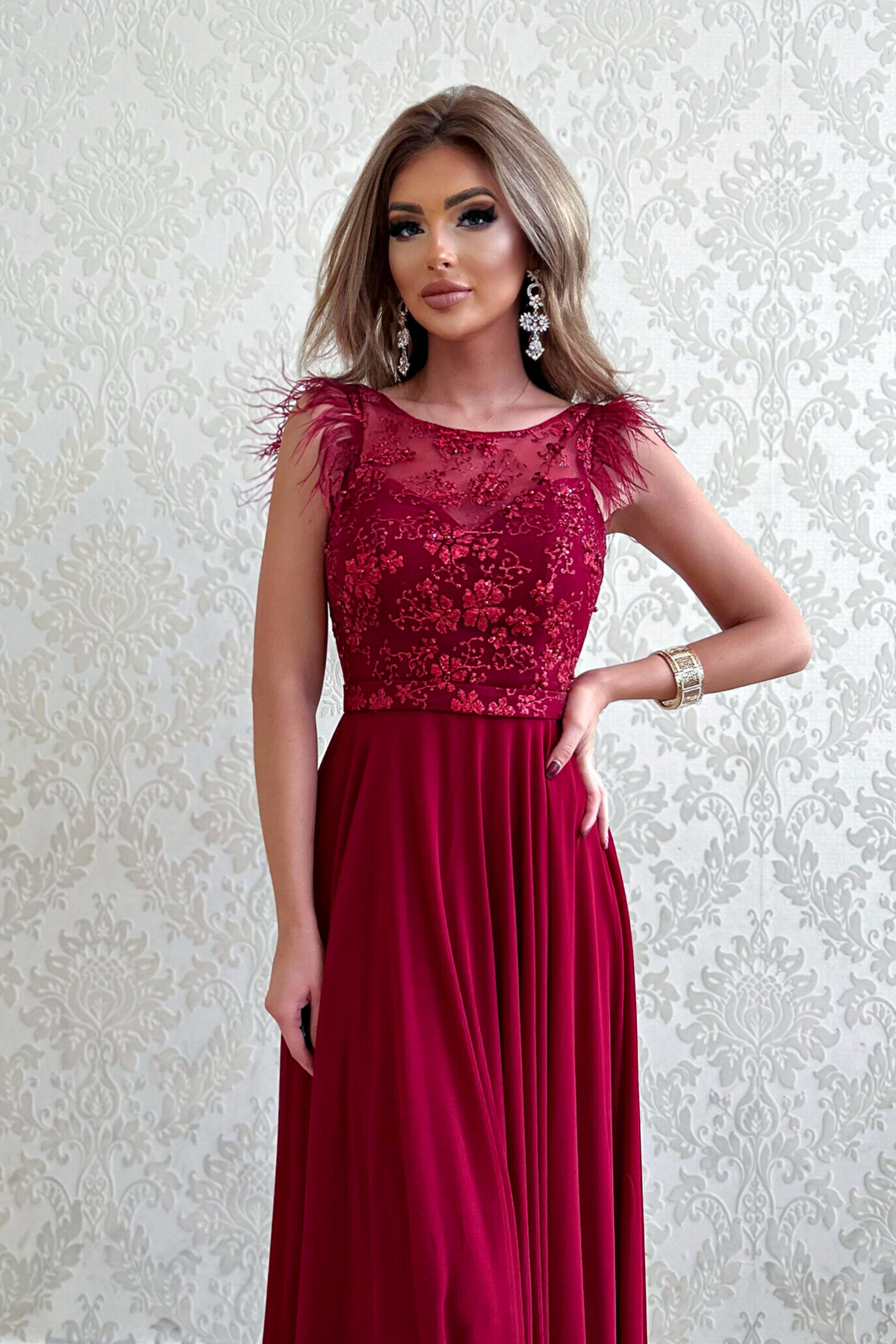 Abito lungo svasato bordeaux Moda-Mania con corpetto floreale glitterato e gonna in georgette, elegante e femminile.