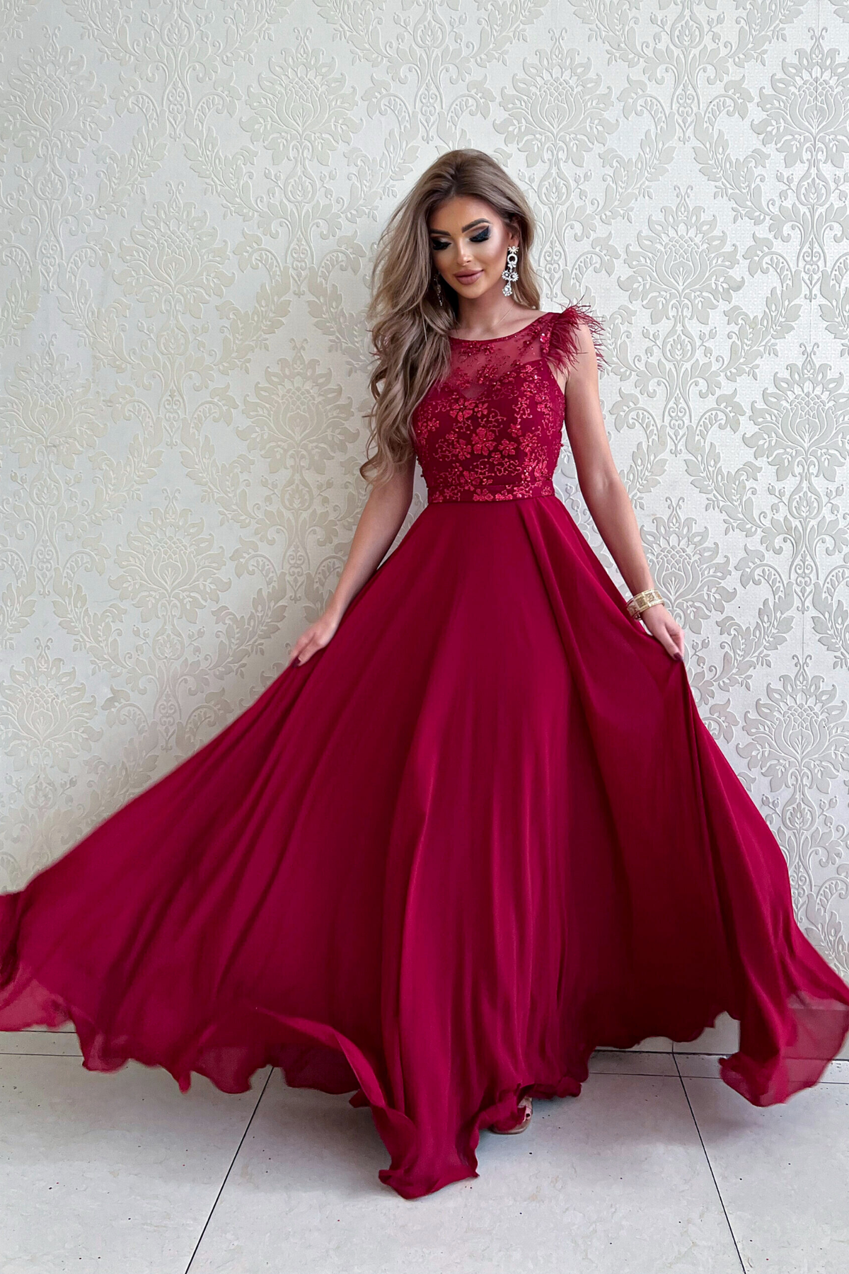 Abito lungo svasato bordeaux Moda-Mania con corpetto floreale glitterato e gonna in georgette, elegante e femminile.