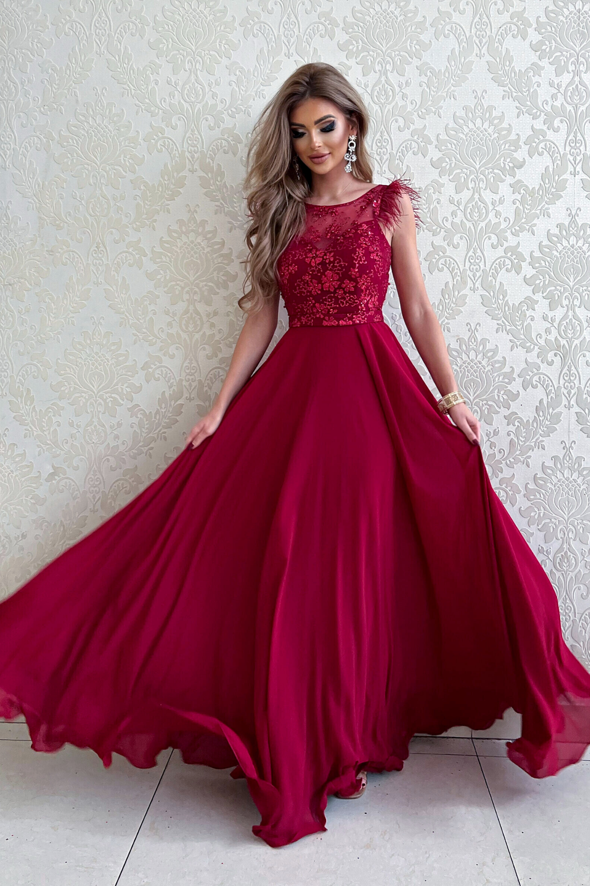Abito lungo svasato bordeaux Moda-Mania con corpetto floreale glitterato e gonna in georgette, elegante e femminile.