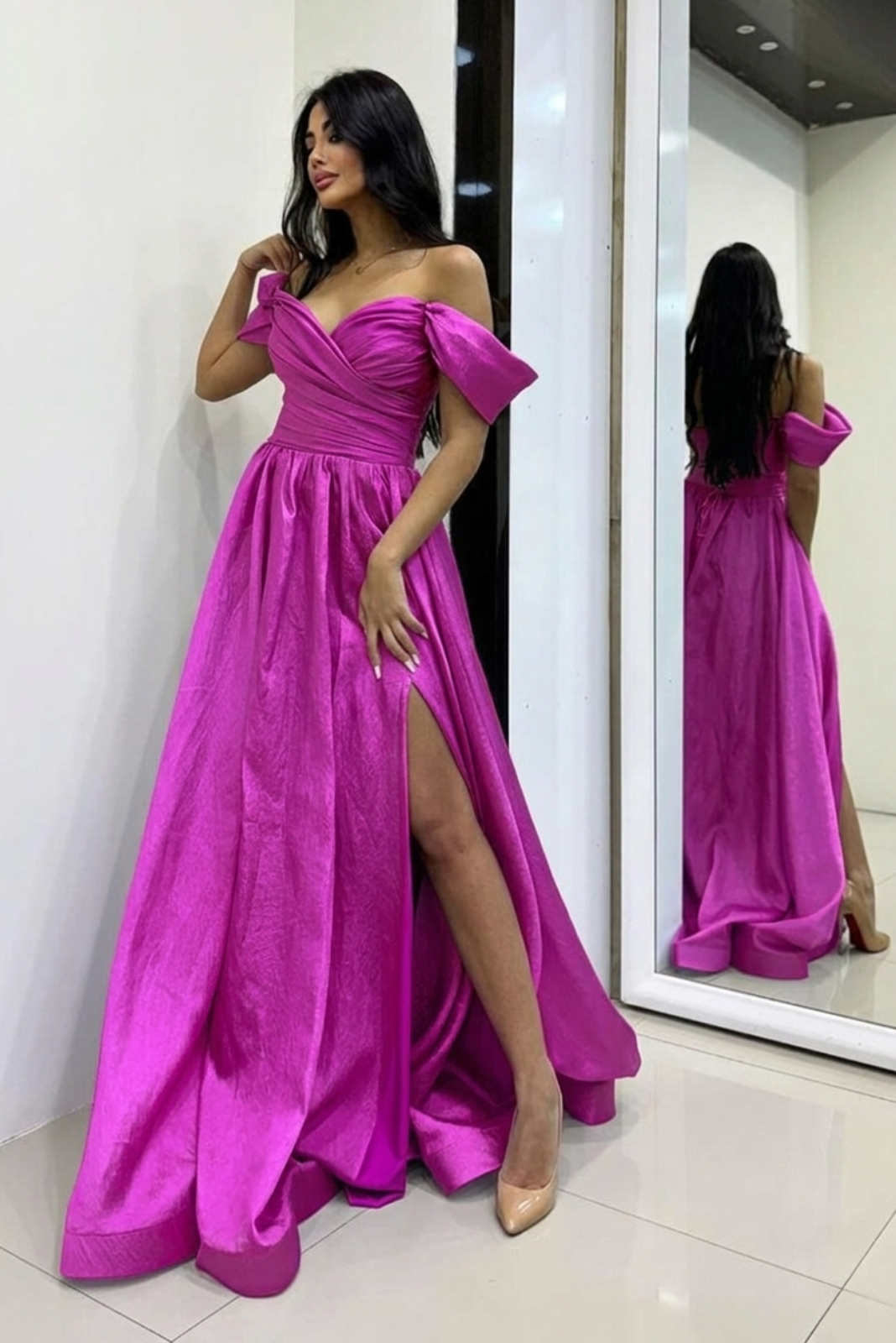 Abito lungo svasato da cerimonia fucsia Moda-Mania con scollo a barchetta e stringhe regolabili, ideale per occasioni eleganti.