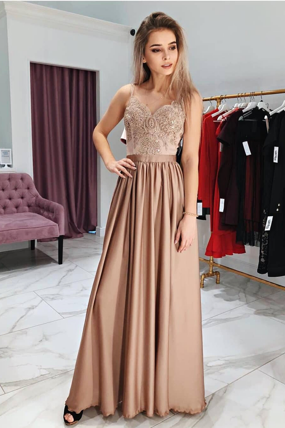 Abito lungo svasato dorato bronzo con spacco laterale e corpetto in tulle ricamato, perfetto per occasioni eleganti.