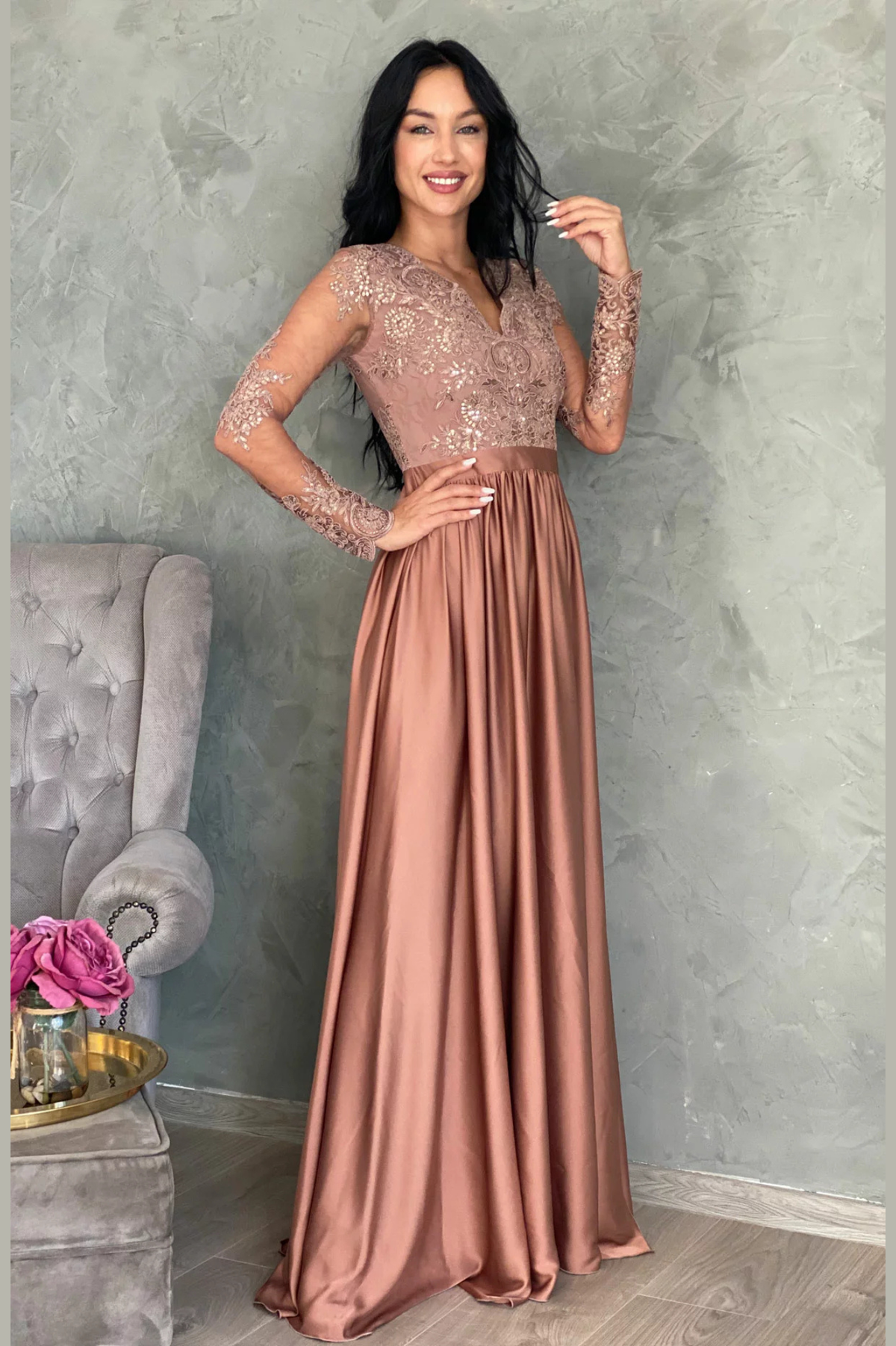 Abito lungo svasato dorato bronzo Moda-Mania con tessuto lucido, spacco laterale e corpetto in tulle ricamato.