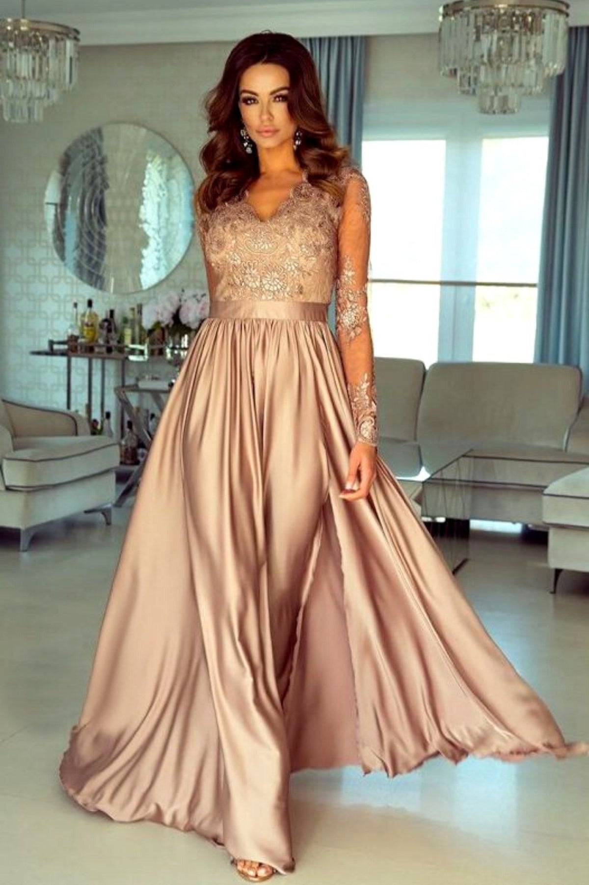 Abito lungo svasato dorato bronzo in tessuto lucido con spacco laterale e corpetto in tulle ricamato, Moda-Mania.