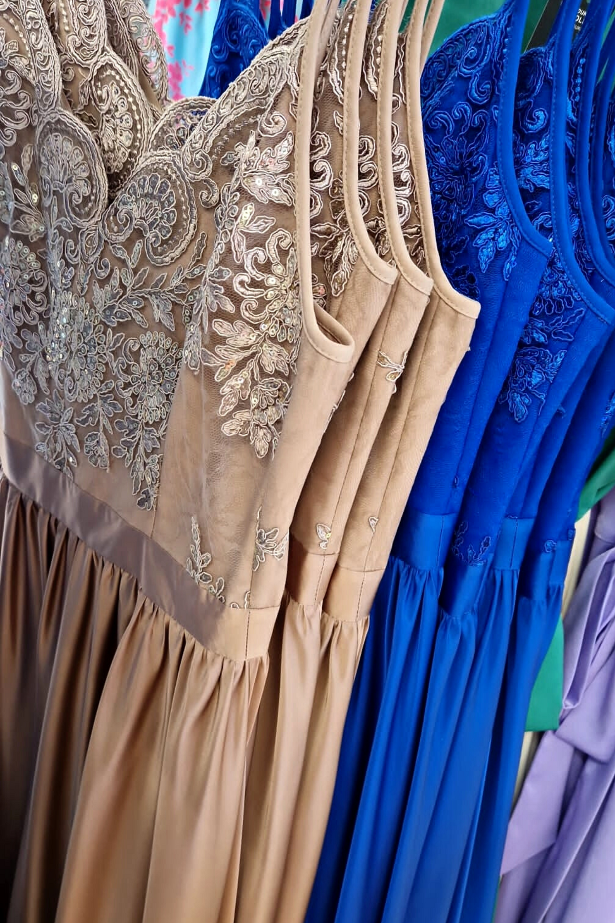 Abito lungo svasato dorato di Moda-Mania con spacco laterale e corpetto in tulle ricamato, ideale per occasioni eleganti.