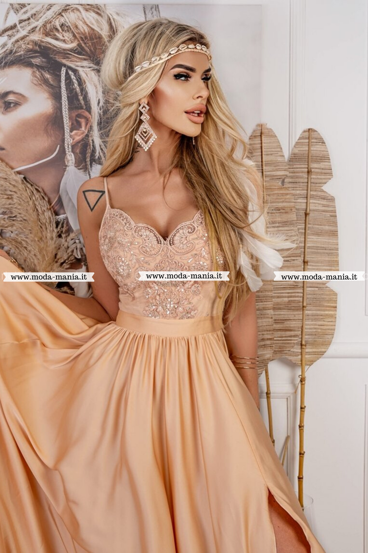 Abito lungo svasato dorato di Moda-Mania con spacco laterale e corpetto in tulle ricamato, elegante e raffinato.