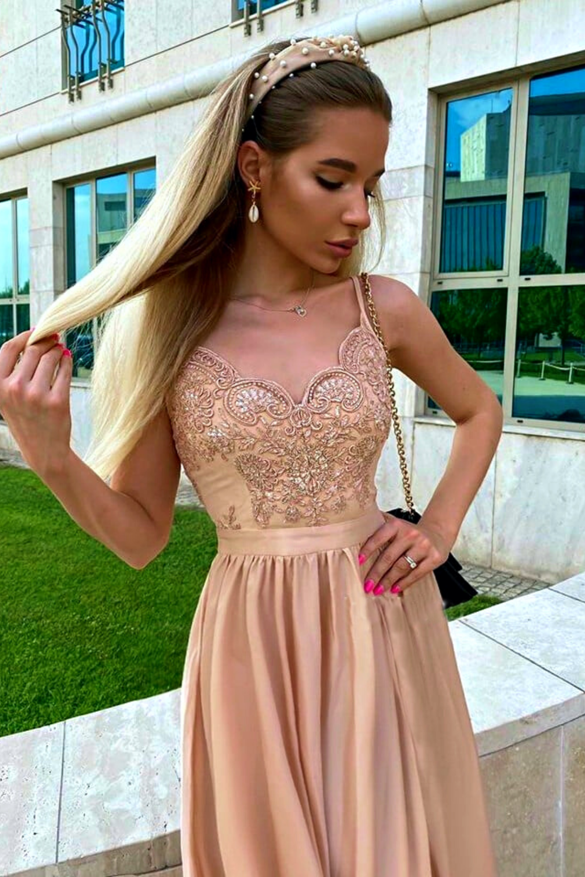 Abito lungo svasato dorato Moda-Mania con spacco laterale e corpetto in tulle ricamato, elegante e sofisticato.