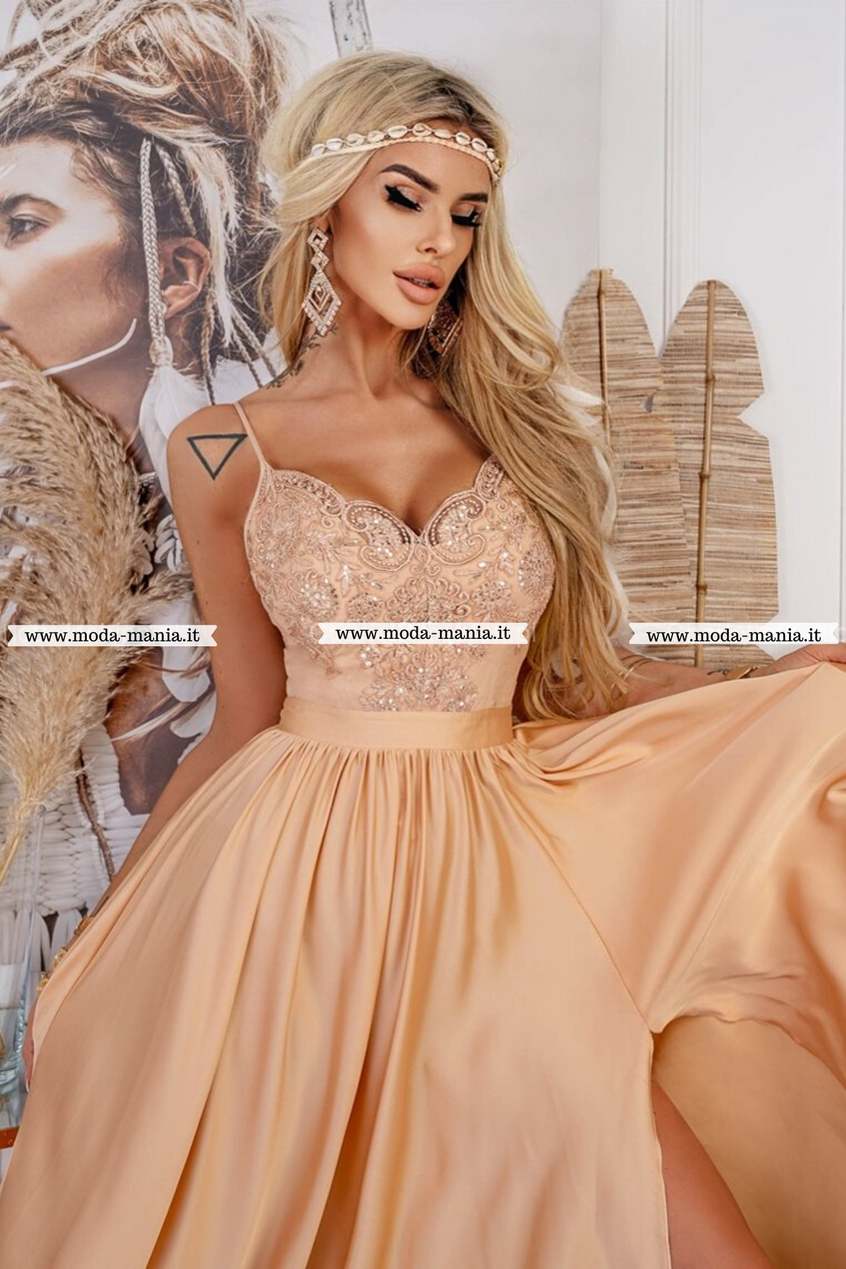 Abito lungo svasato dorato Moda-Mania con spacco laterale e corpetto in tulle ricamato, elegante e sofisticato.