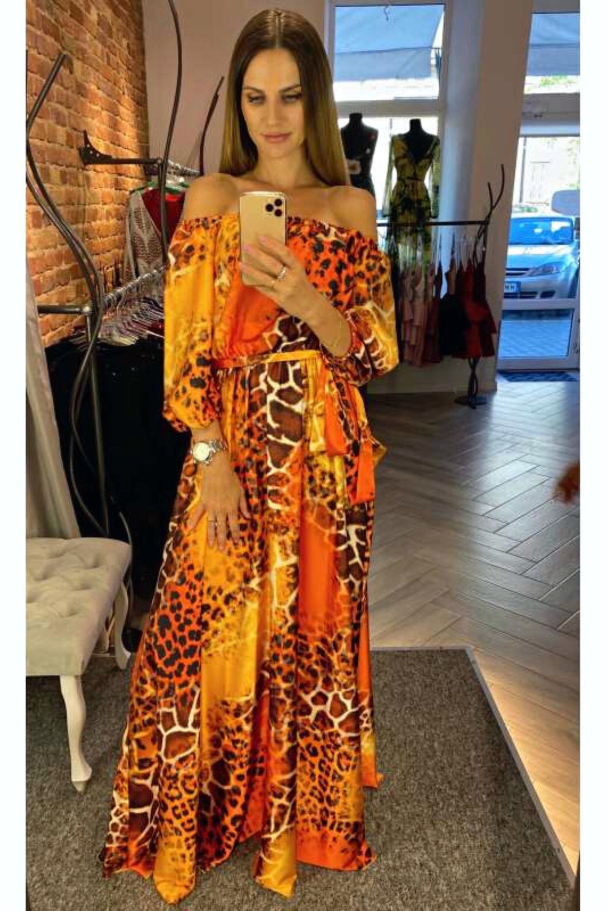 Abito lungo svasato estivo arancione con fantasia leopardata e scollo a barchetta in tessuto satinato, moda-mania.