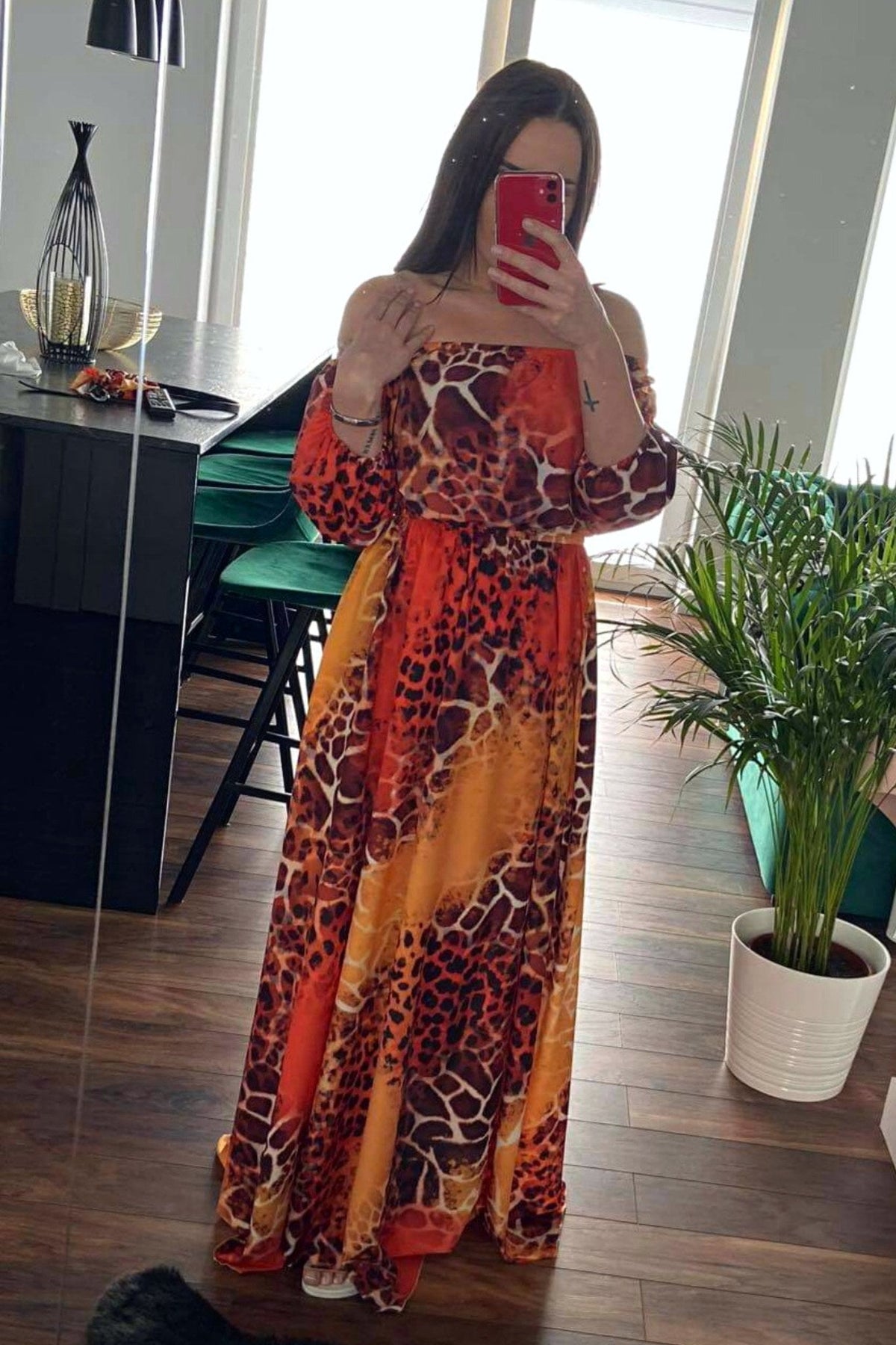 Abito lungo svasato estivo arancione con fantasia leopardata e scollo a barchetta in tessuto satinato, di Moda-Mania.
