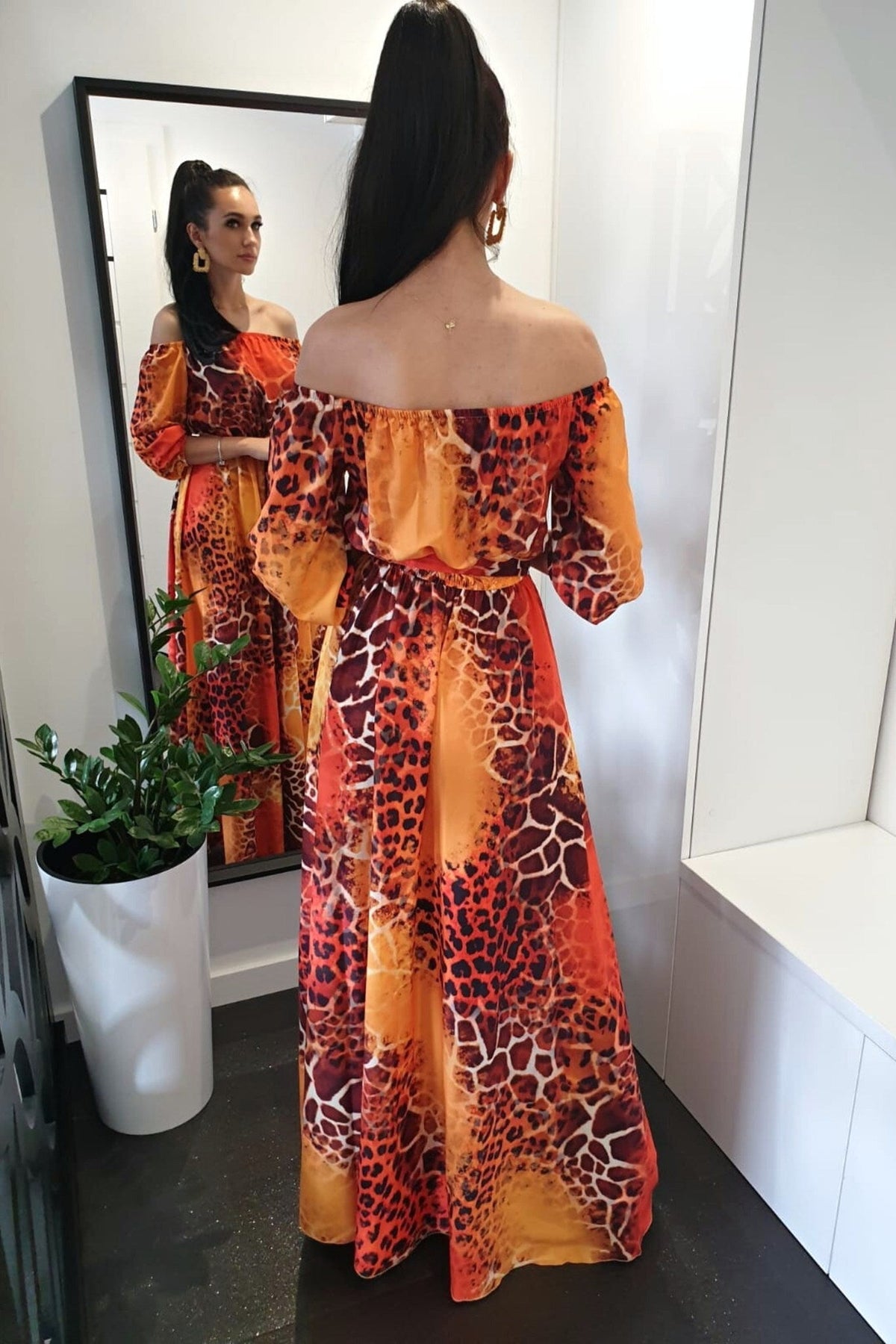 Abito lungo svasato estivo arancione con fantasia leopardata e scollo a barchetta, in tessuto satinato, di Moda-Mania.