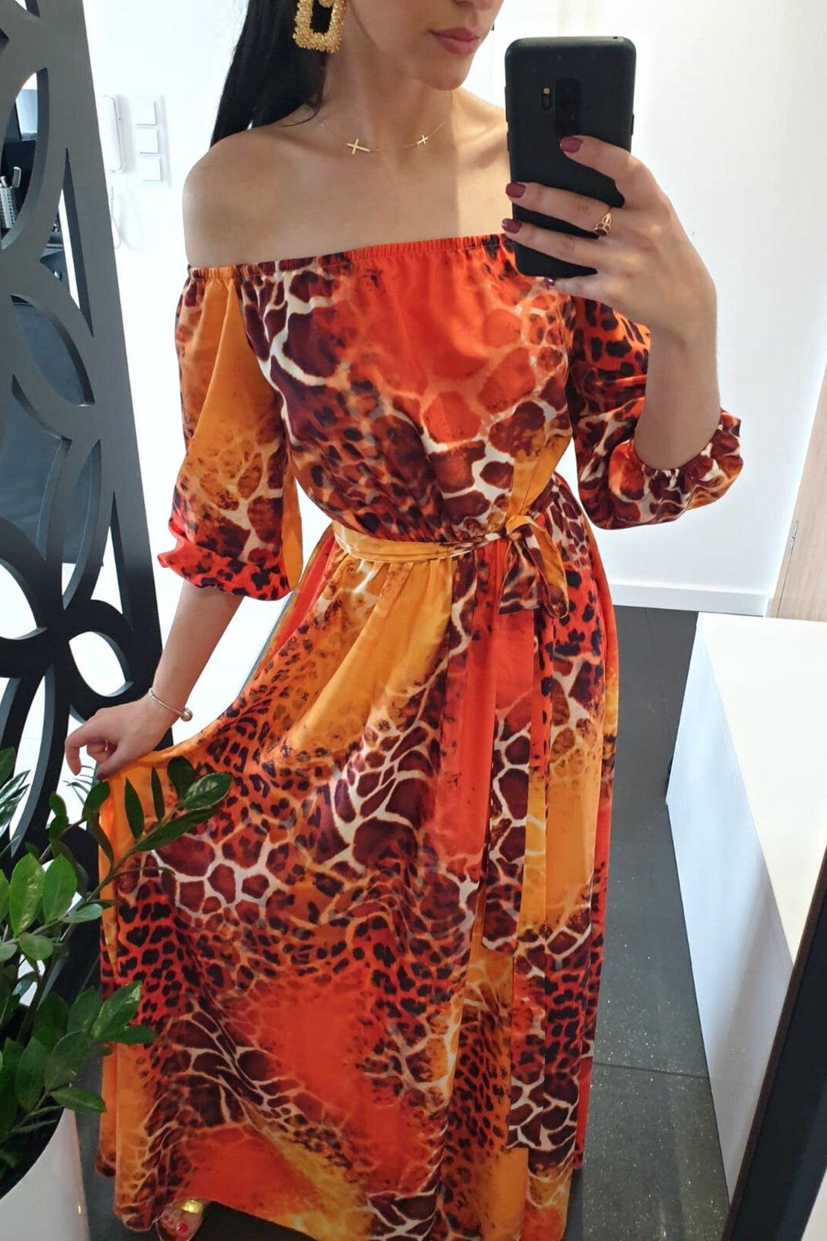 Abito lungo svasato estivo arancione a fantasia leopardata con scollo a barchetta in tessuto satinato, Moda-Mania.